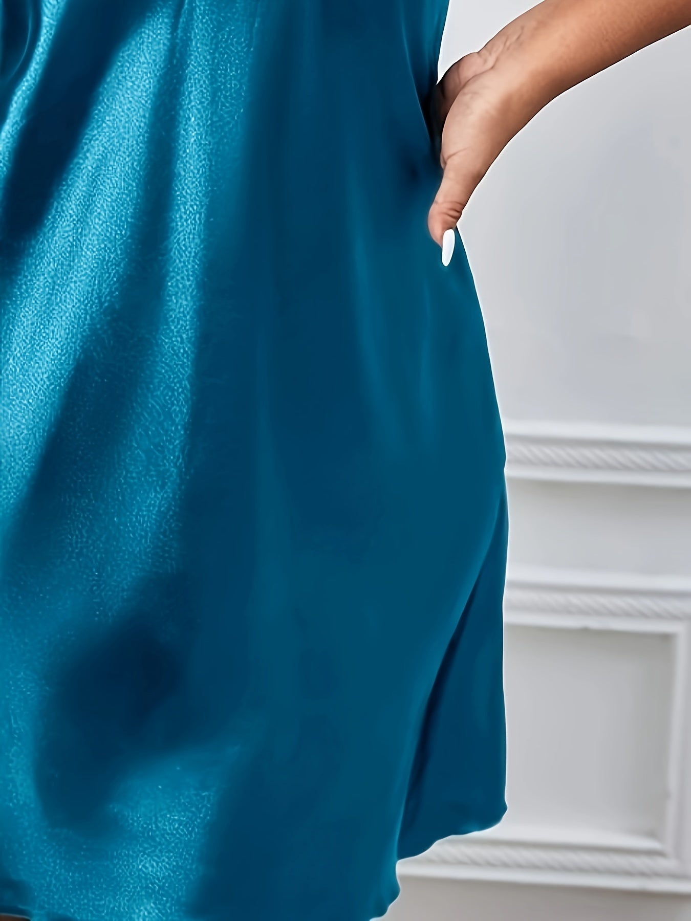 Женское платье-сон с сатиновым материалом для полных женщин, с V-образным вырезом и перекрещивающимися деталями