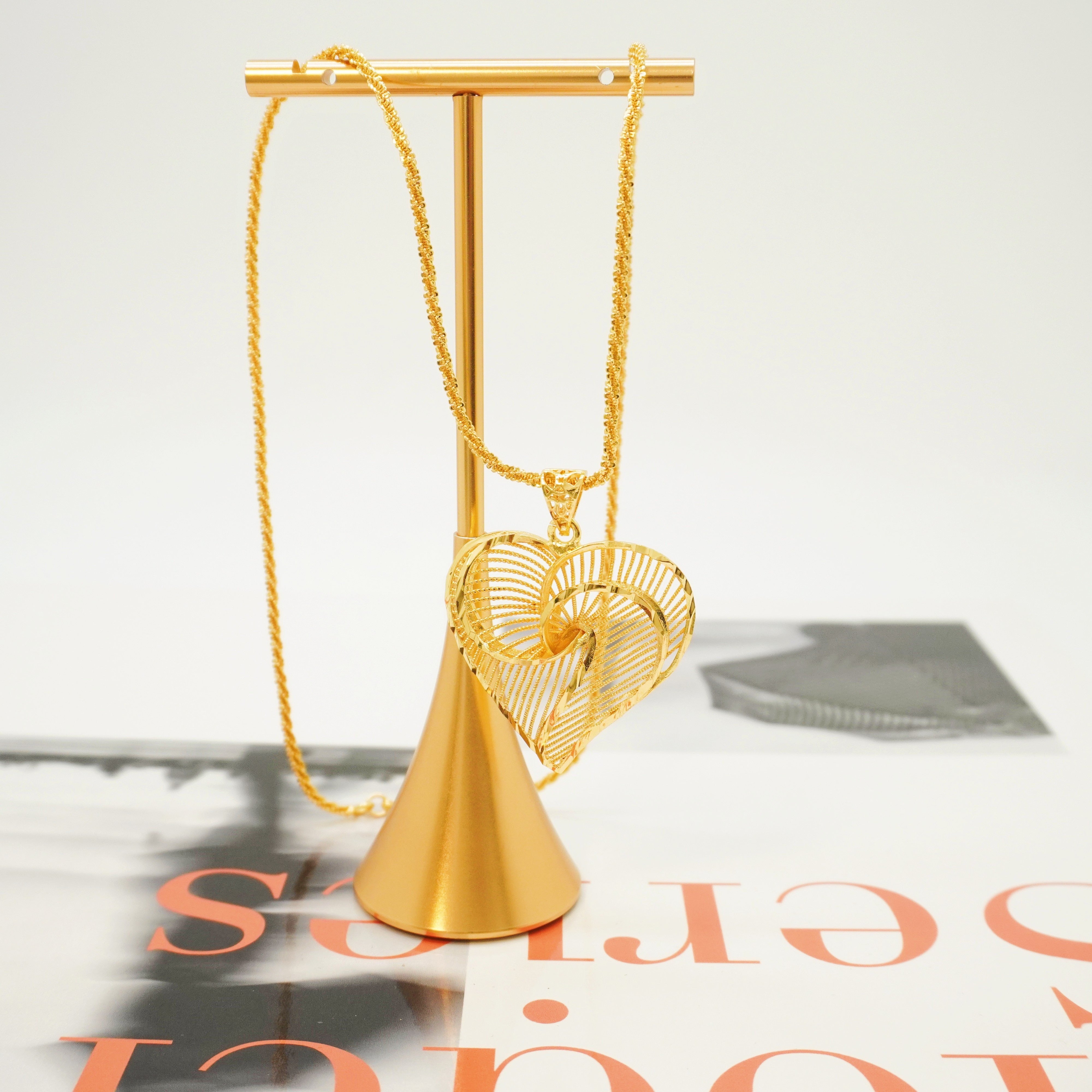 24K oltin qoplamali, muzlatilgan tugma bilan zamonaviy yurak pandantli marjon - Har kuni kiyish va sovg'a berish uchun ideal