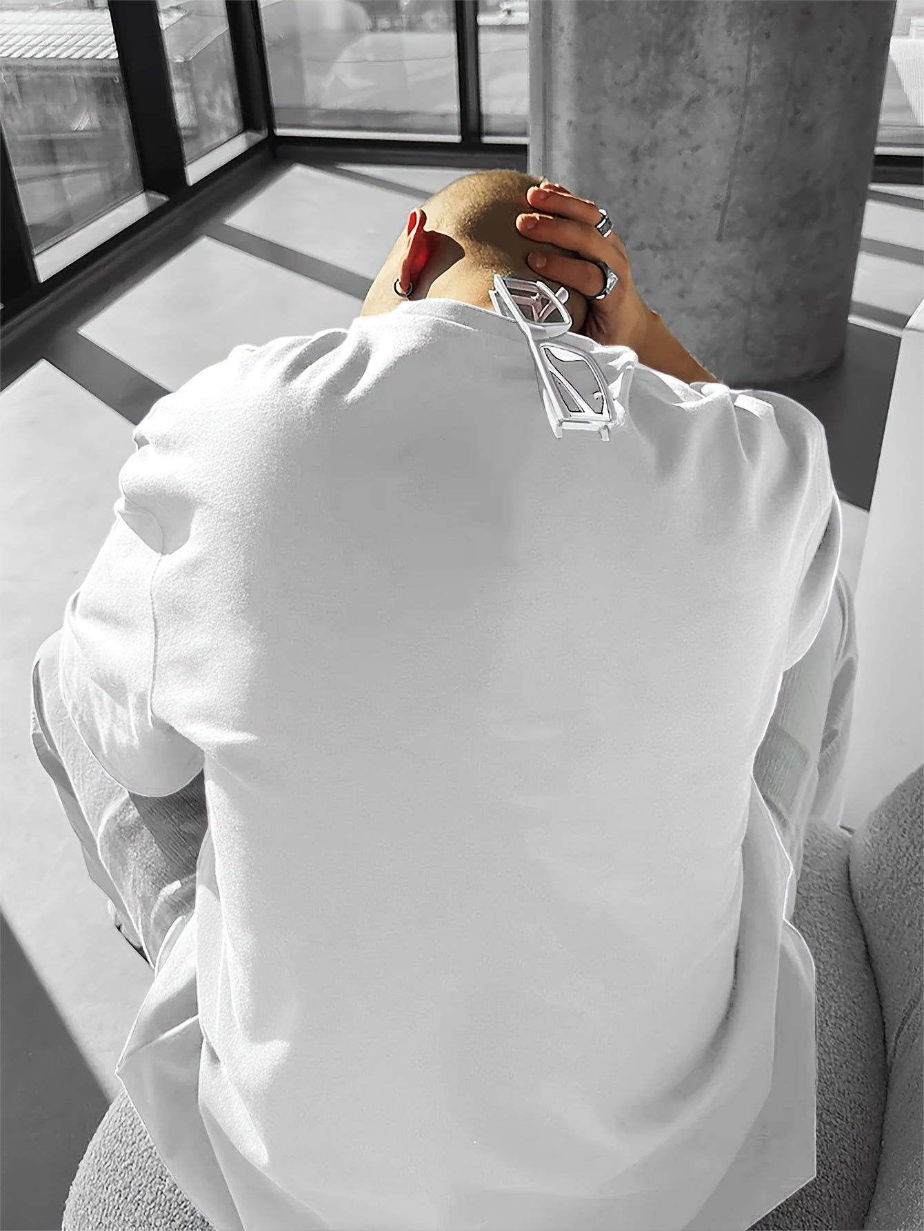 Yozgi tasodifiy kiyim uchun mukammal, atirgul bosma bilan polyester aralashmasidan tayyorlangan erkaklar uchun keng kesimli krujka yoqasi T-ko'ylagi.