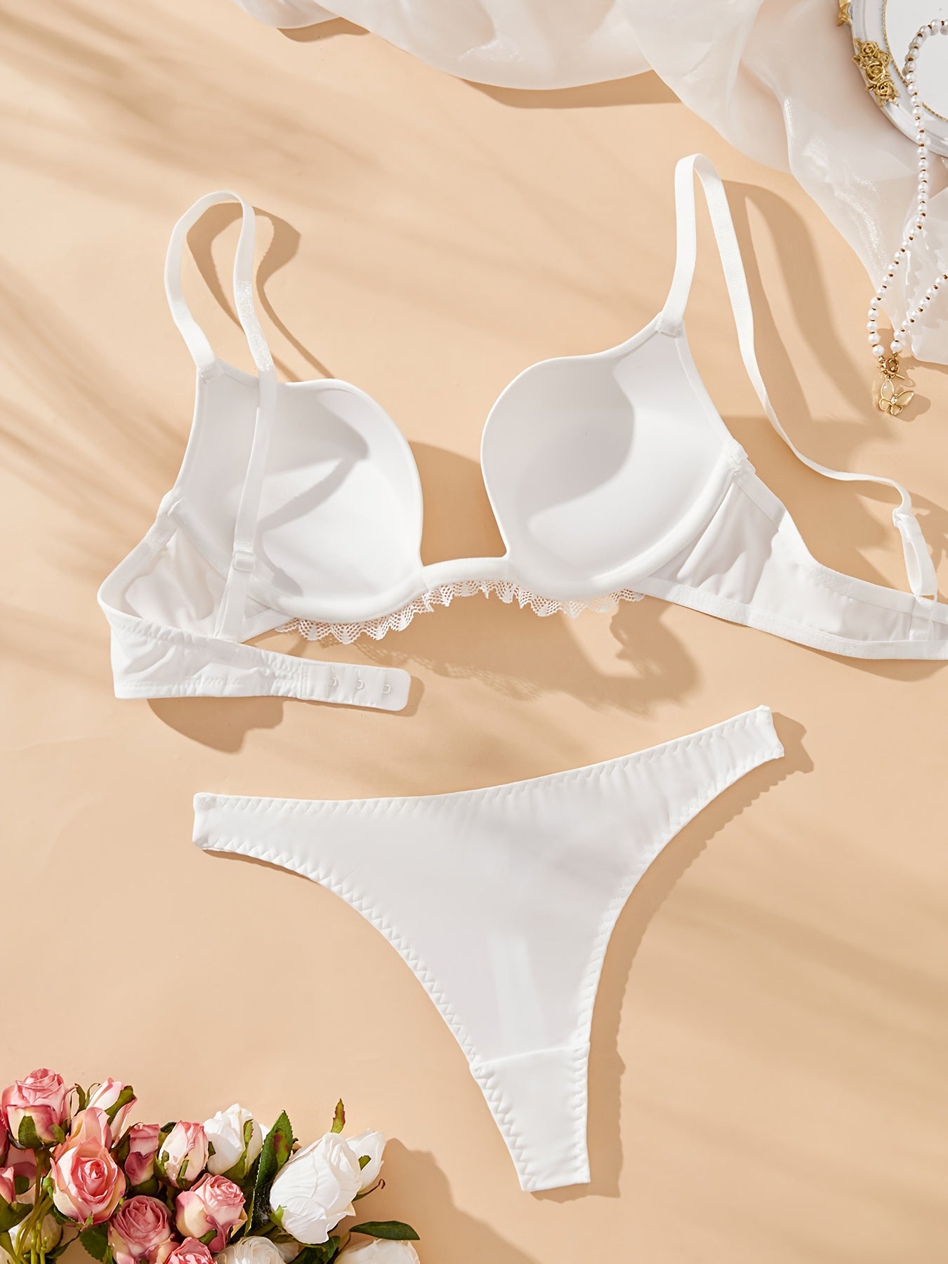 Контрастный комплект кружевного бюстгальтера и трусиков, бюстгальтер с глубоким вырезом и комплект стрингов, женское нижнее белье и трусы.