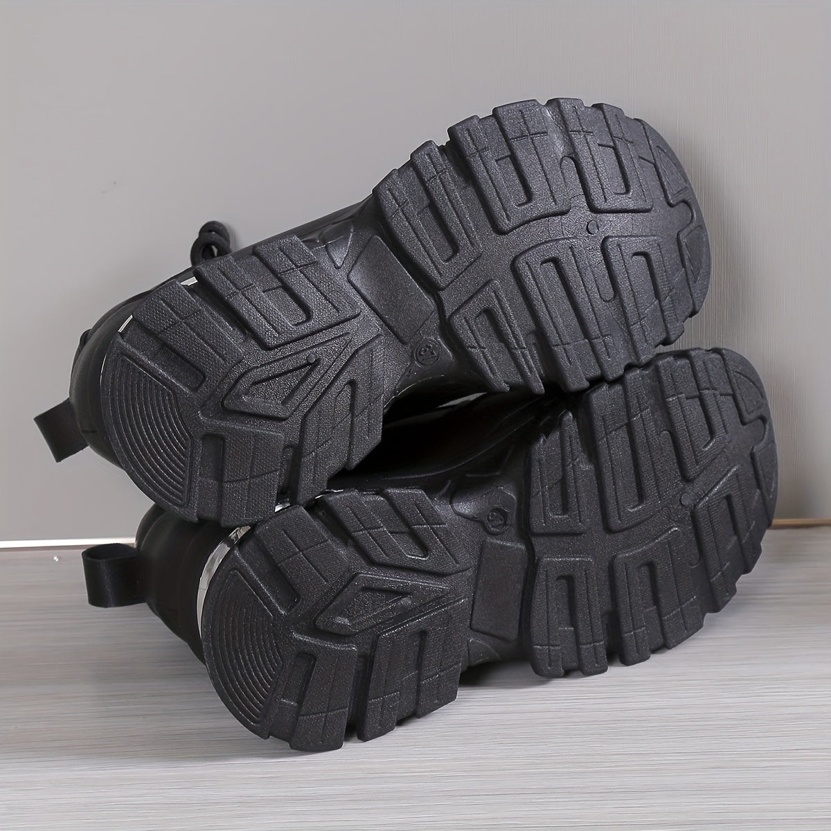 Модные кроссовки на платформе с шнуровкой для женщин, идеально подходящие для активного отдыха на свежем воздухе.