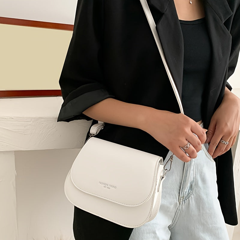 Silliq va zamonaviy ot bag'aji, tasodifiy tuzilishga va minimalist dizaynga ega, yelka ustida yoki diagonaldan taqilishi mumkin.