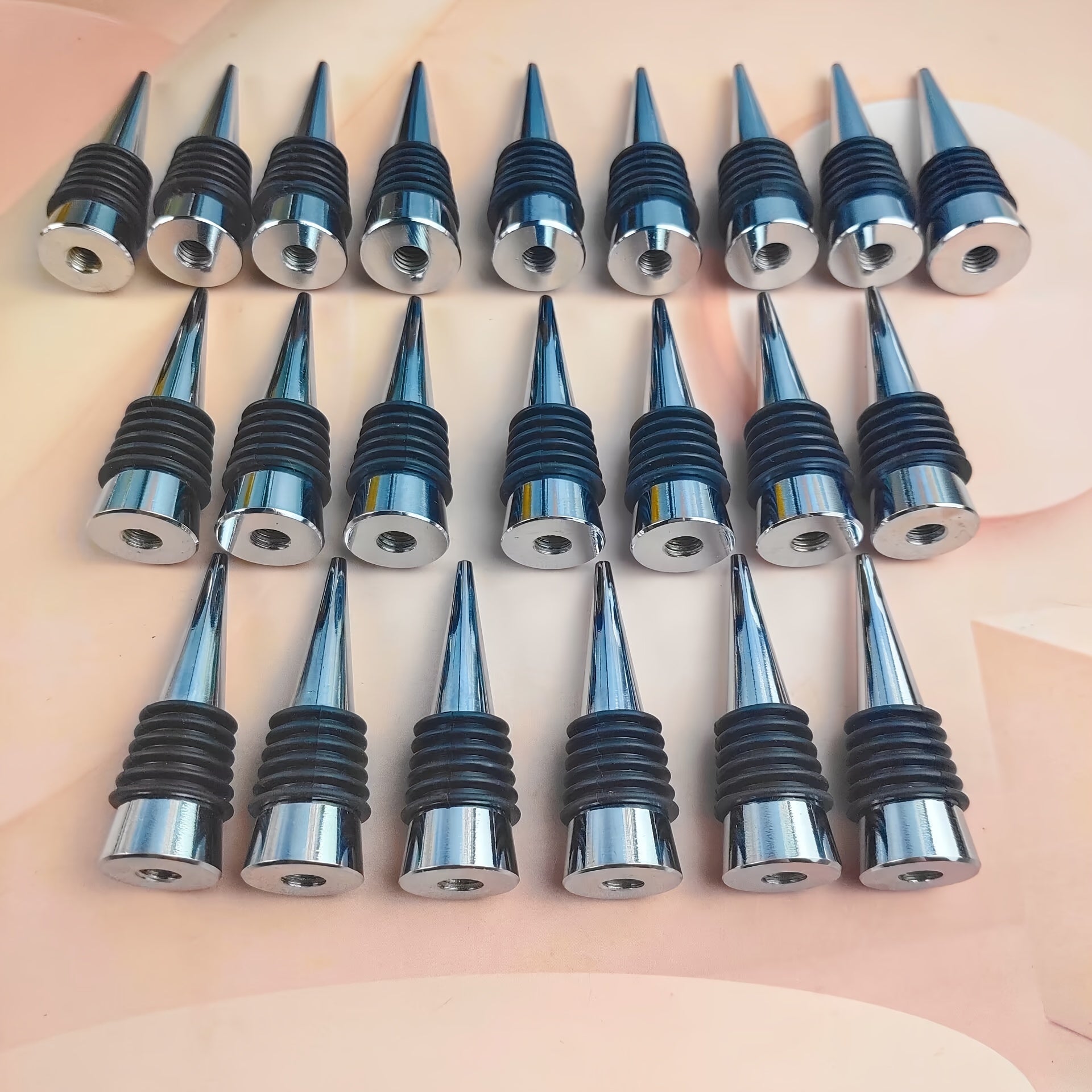 Qizil vino va shampan shishalarini saqlash uchun zanglamaydigan po'latdan yasalgan 12, 22 yoki 30 dona to'plamlardagi vino to'siqlari. Bar aksessuarlar uchun ajoyib.