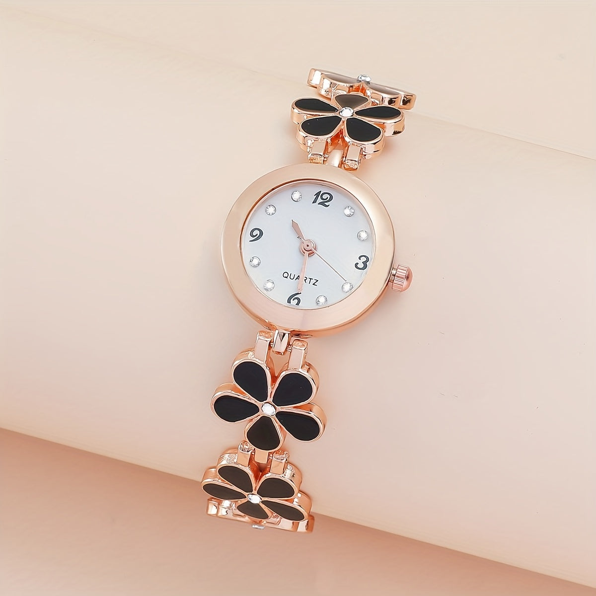Reloj de cuarzo para mujer con detalles de rhinestone y banda de aleación de zinc con patrón de flor de ciruelo
