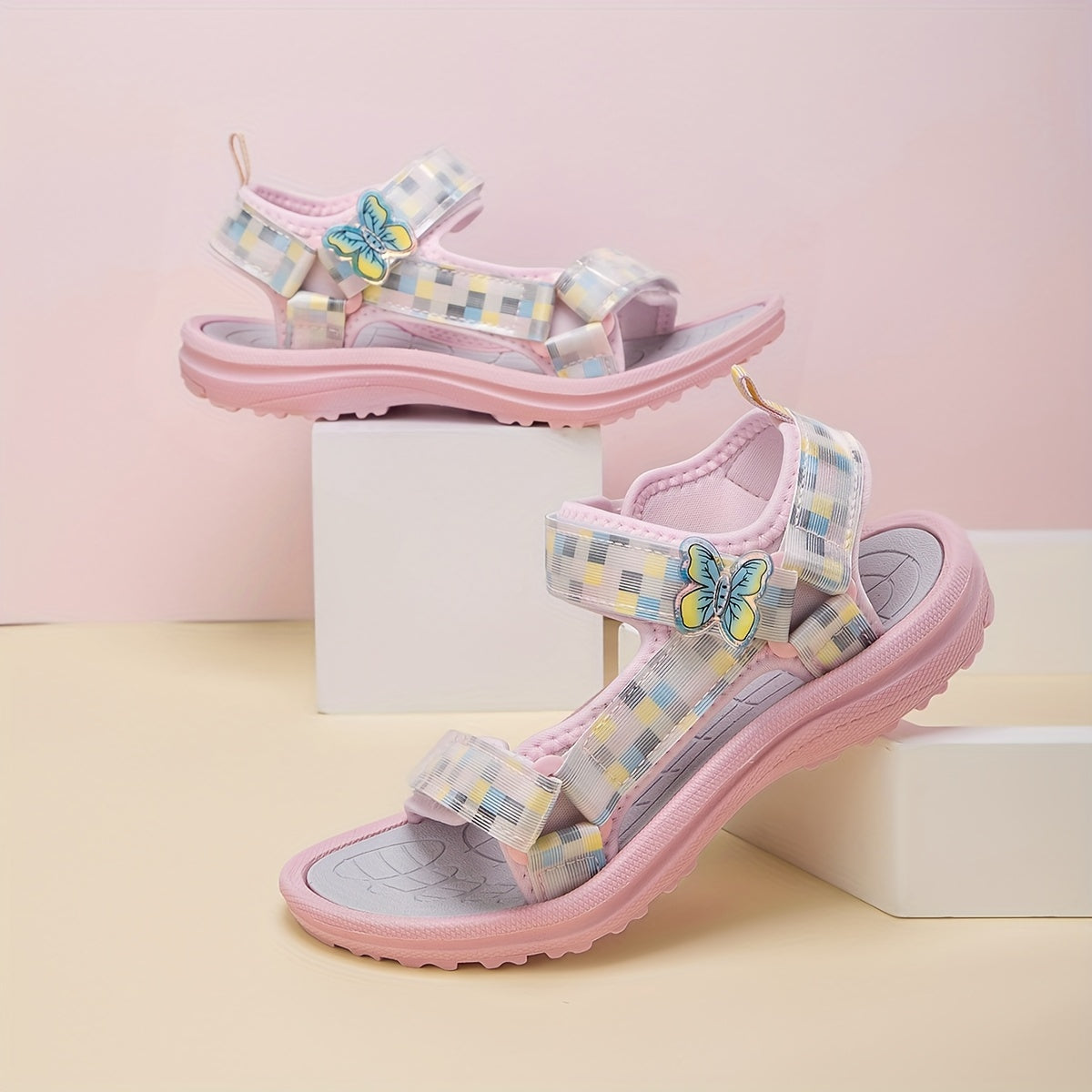 Sevimli qizlar uchun tekis naqshli sandallar, kapalak charm bilan, engil to'rli yuqori qismi, EVA tagligi, yopishqoq va halqa yopilishi. Plyaj yoki norasmiy kiyim uchun ideal, pushti rangda. Qulaylik uchun sozlanadigan tasma.