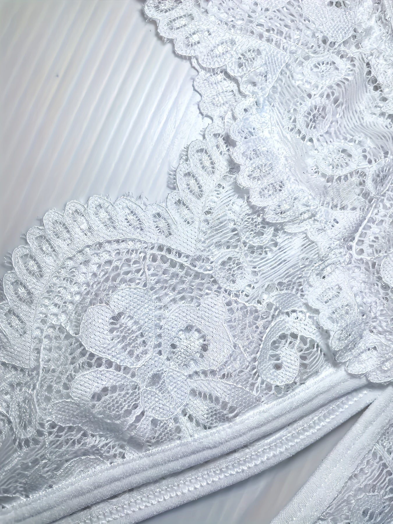 Трусики-стринги для взрослых с кружевной отделкой, случайным принтом и трикотажной тканью, только для взрослых.