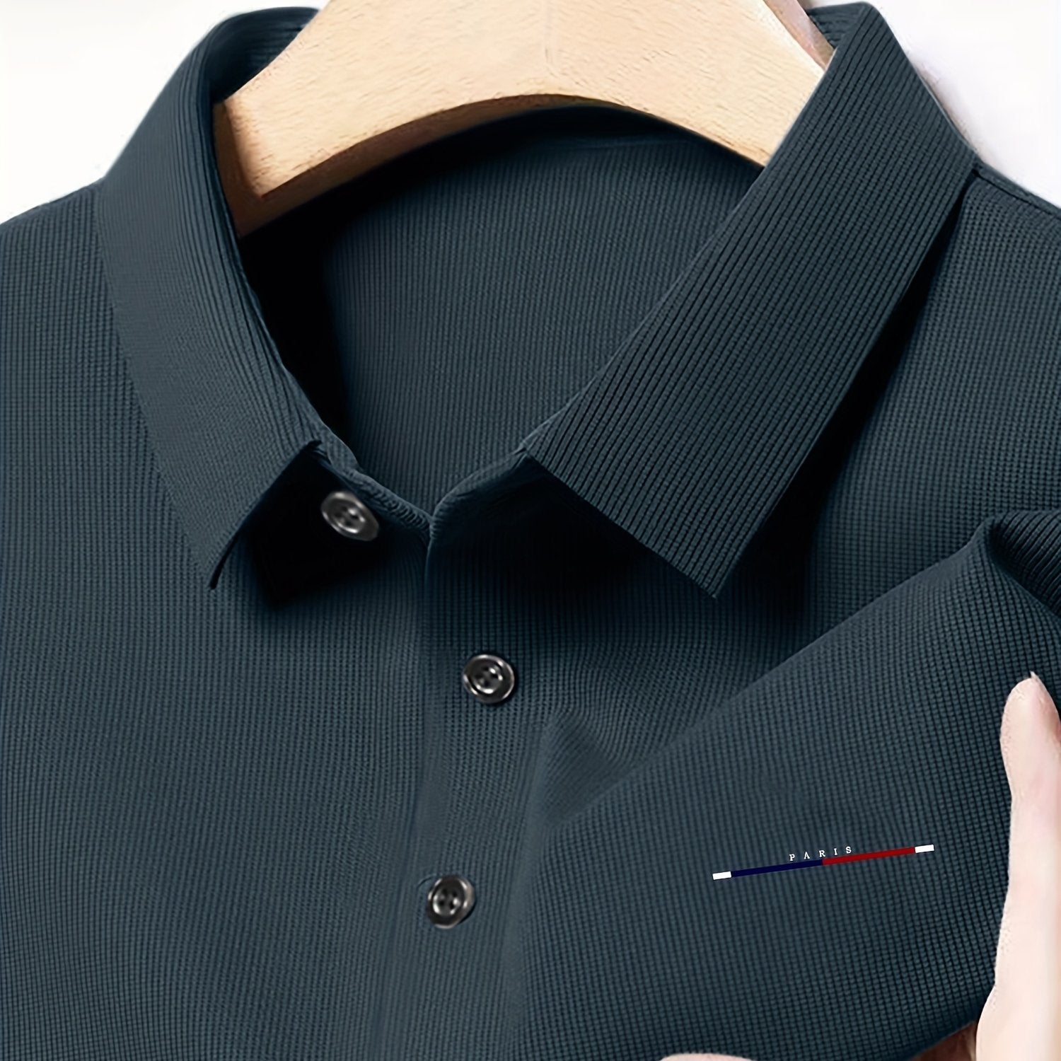 Erkaklar uchun dengiz ko'k to'qima ko'ylak - Katta yaka, qisqa yenglar, nozik logo tafsiloti, nafas oladigan polyester aralashmasi bilan murakkab biznes tasodifiy, yoz uchun mukammal.