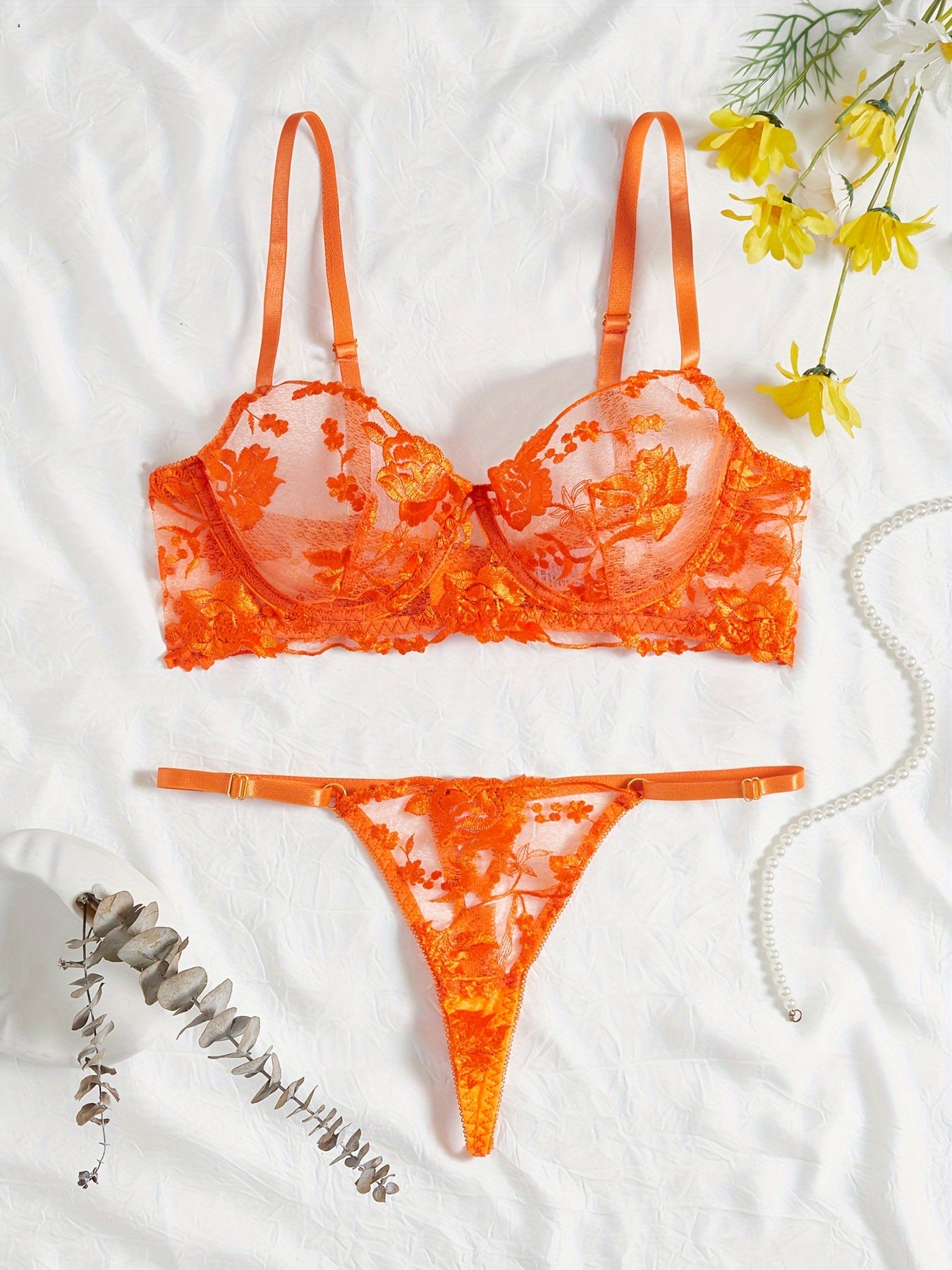 Koningsdag uchun gullar bilan tikilgan ichki kiyim to'plami.