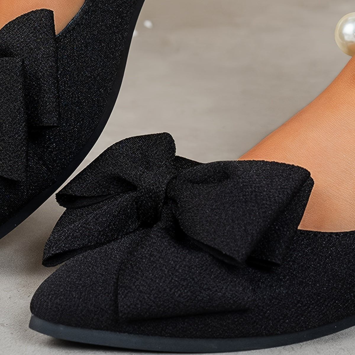 Bailarinas negras de punta con lazo y correa ajustable para mujer