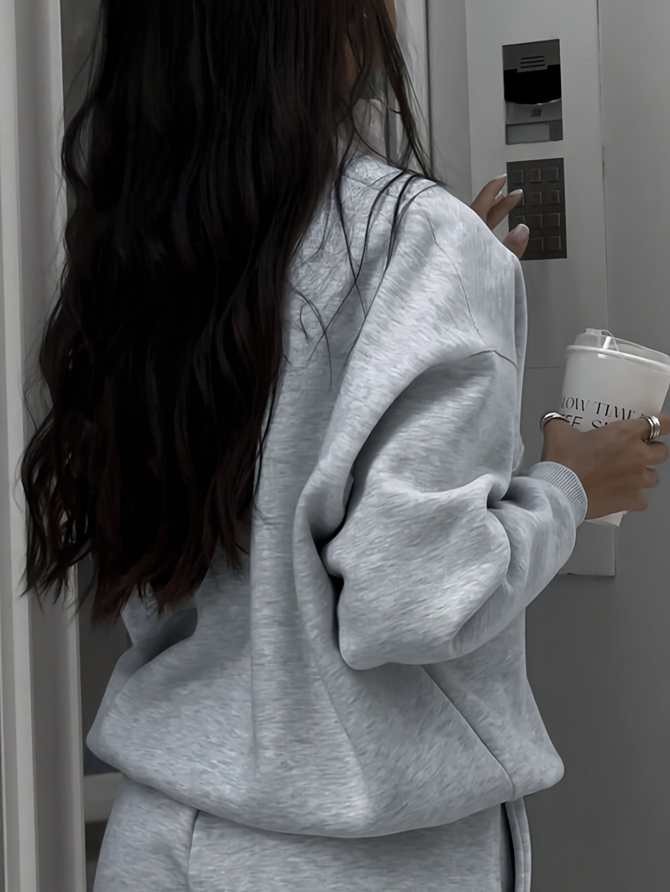 Plus o'lchamdagi kulrang futbolka ayollar uchun uzun qolli, yarim zipli, kuz-qish mavsumi