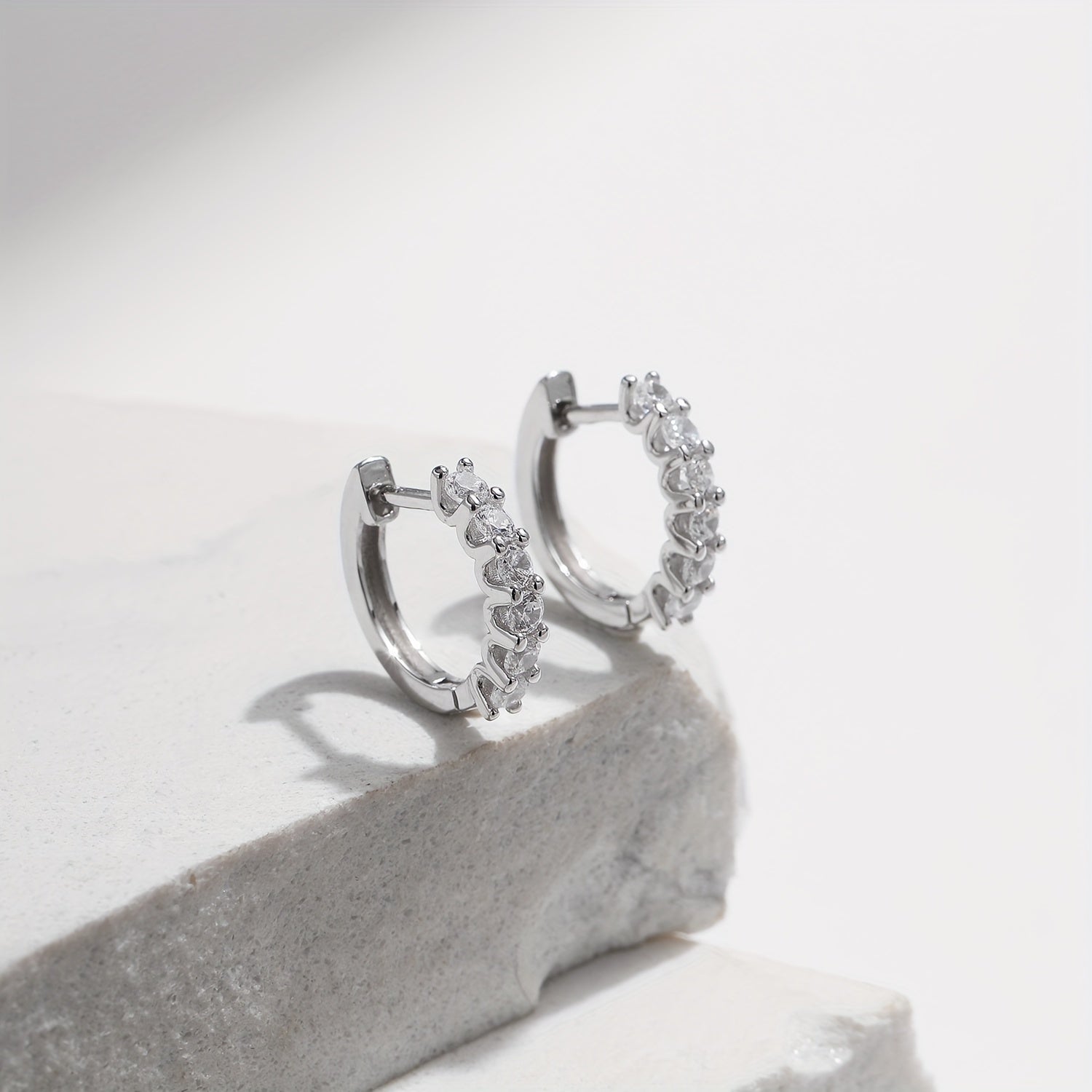 Ayollar uchun zamonaviy Moissanite halqa marjonlari - S925 sterling kumushdan tayyorlangan, porloq D-rangli olmos aksentlari bilan, har kuni kiyish va maxsus tadbirlar uchun ideal.