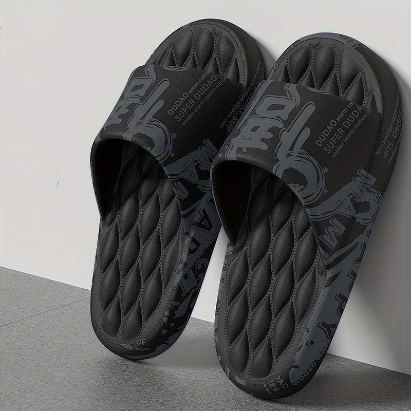 Bu katta o'lchamdagi erkaklar yozgi sandallari, ichki va tashqi joylarda kiyish uchun mo'ljallangan, qalin, sirpanmaydigan taglikka ega va multfilm dizaynlari bilan bezatilgan.