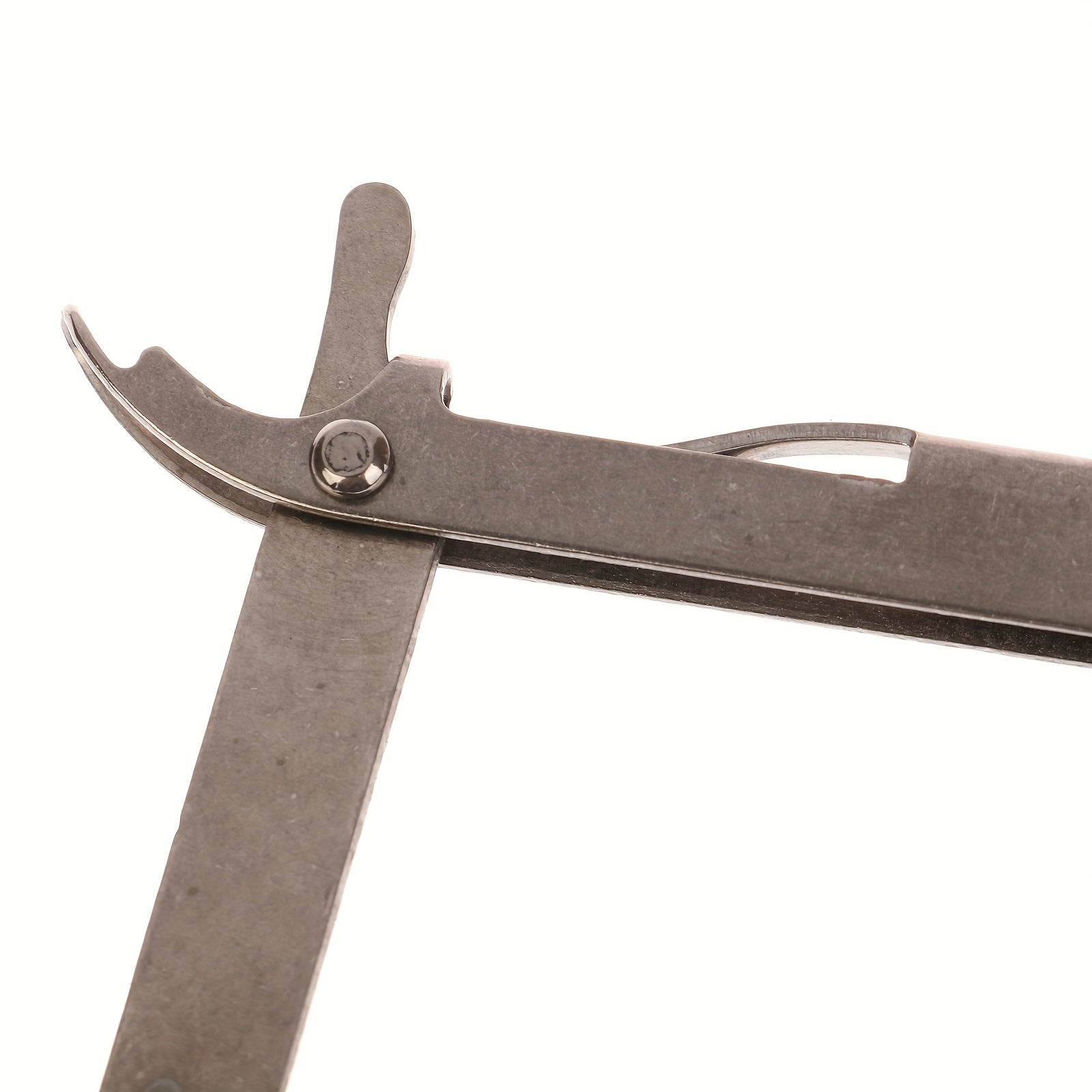 Tibbiyot va veterinariya muassasalarida aniq tikuvlarni olib tashlash uchun mo'ljallangan qulay zanglamas po'latdan yasalgan tikuv olib tashlash vositasi. Oson ishlatish uchun oq tutqich, ergonomik dizayn va