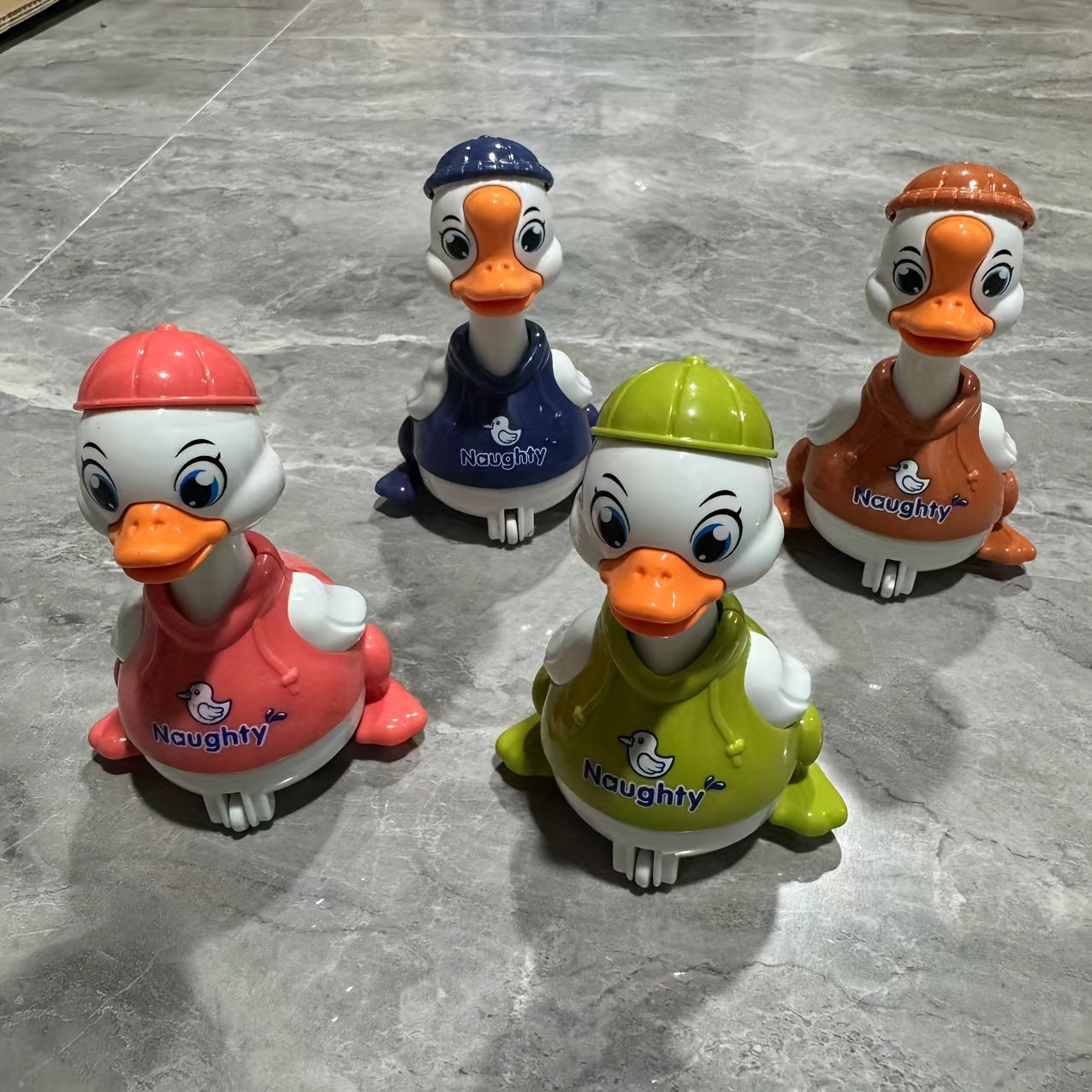 Bolalar uchun stress o'yinchoq o'rdak, batareya talab qilinmaydi, bosish bilan yuradi, bolalar uchun 0+ yoshda, turli ranglarda