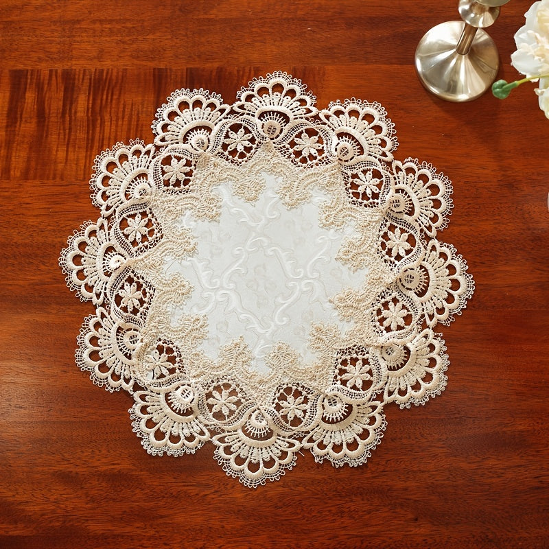 Элегантная круглая кружевная подставка под тарелки различных размеров. Изготовлена из полиэстера с вышитым водорастворимым кружевом. Машинная стирка и термостойкость. Подходит для домашнего декора, вечеринок и свадеб.