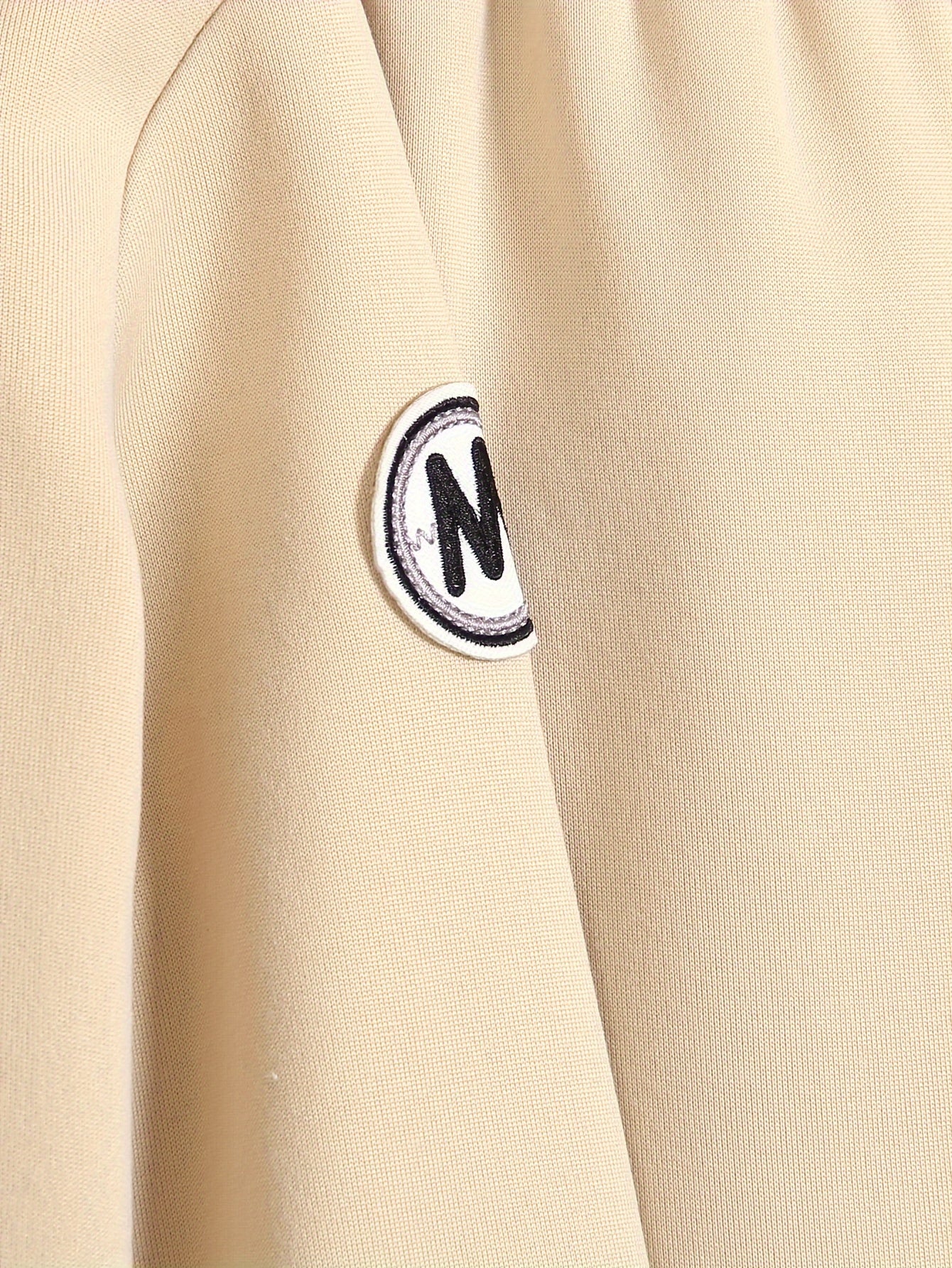 Conjunto de ropa casual para niños pequeños de otoño e invierno beige con sudadera con cremallera, chaleco y pantalones largos