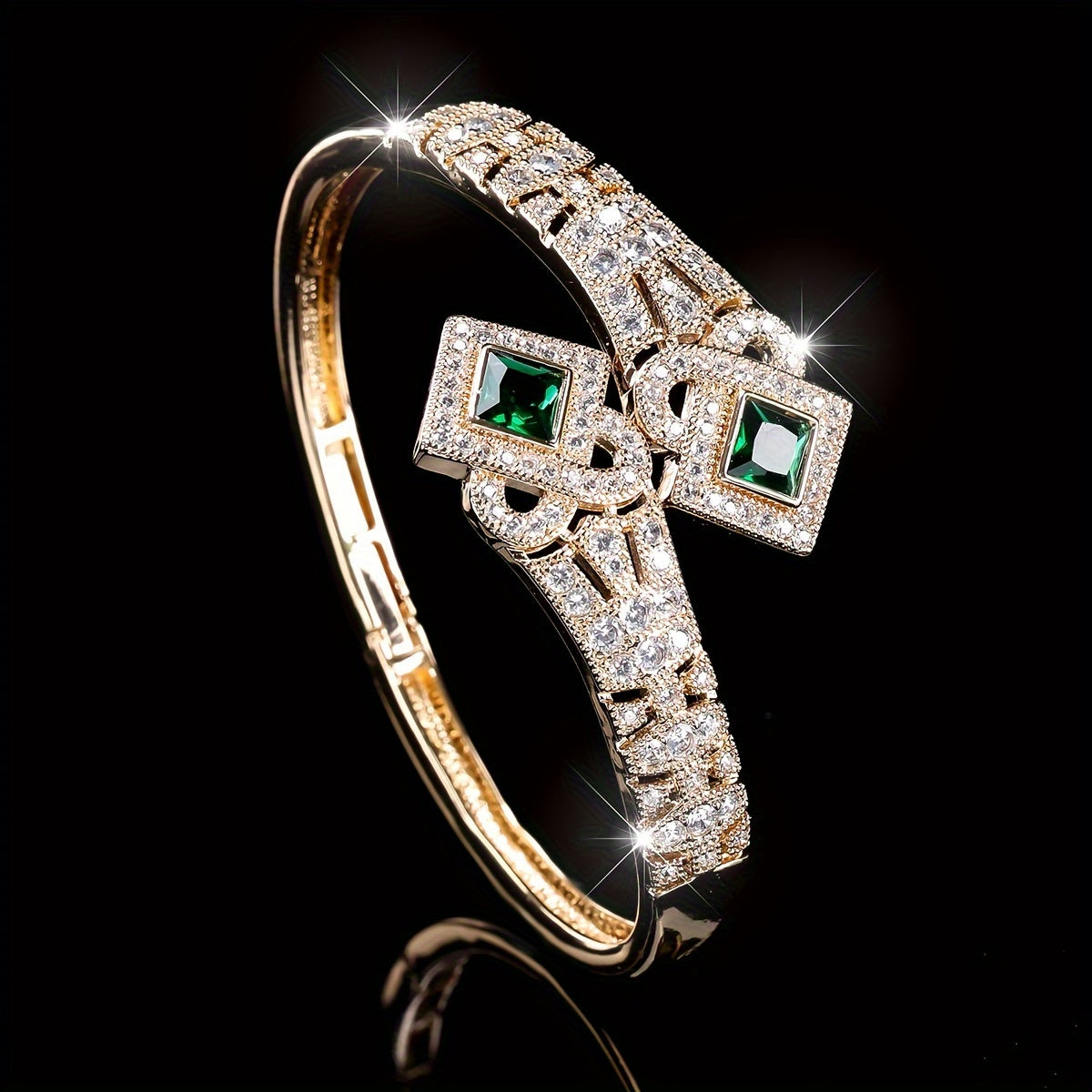 Har kuni ko'rinishingizni yuqori sifatli materiallar va maksimal moslashuvchanlik uchun sozlanadigan ochilish bilan ta'minlangan Ultra-glitter kesish naqshli bilaguzuk bilan yangilang.