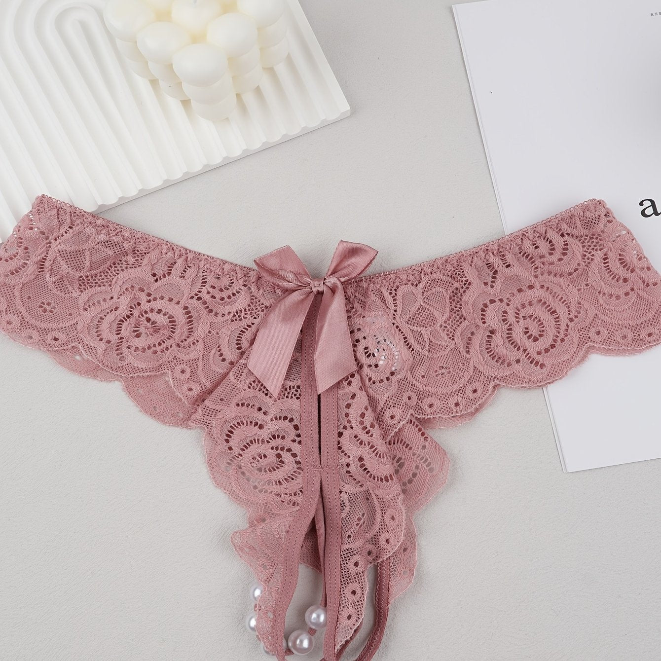 Kattalar uchun tikanli tanga bilan bog'langan bowknot marjonlari bilan pastki qismda qulay polyamid elastan