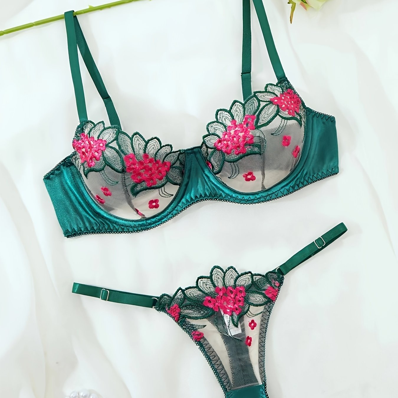 Conjunto de lencería floral verde para mujer con sujetador de malla transparente y tanga de cintura alta