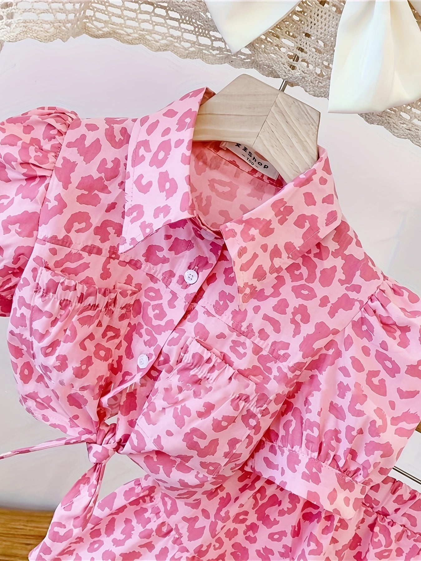 Conjunto de leopardo rosa para niñas con camisa de manga corta y falda con volante
