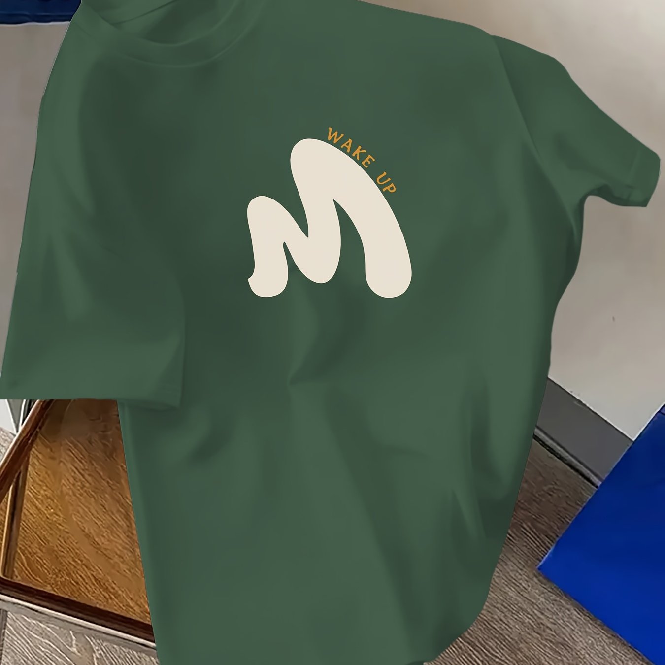 MBDMBD erkaklar uchun grafik futbolkasi "WAKE UP" dizayniga ega. Havo o'tkazuvchi polyester aralashmasidan tayyorlangan, mashinada yuvish mumkin. Yozgi ko'cha kiyimlari uchun ideal bo'lib, noyob M print dizayniga ega.