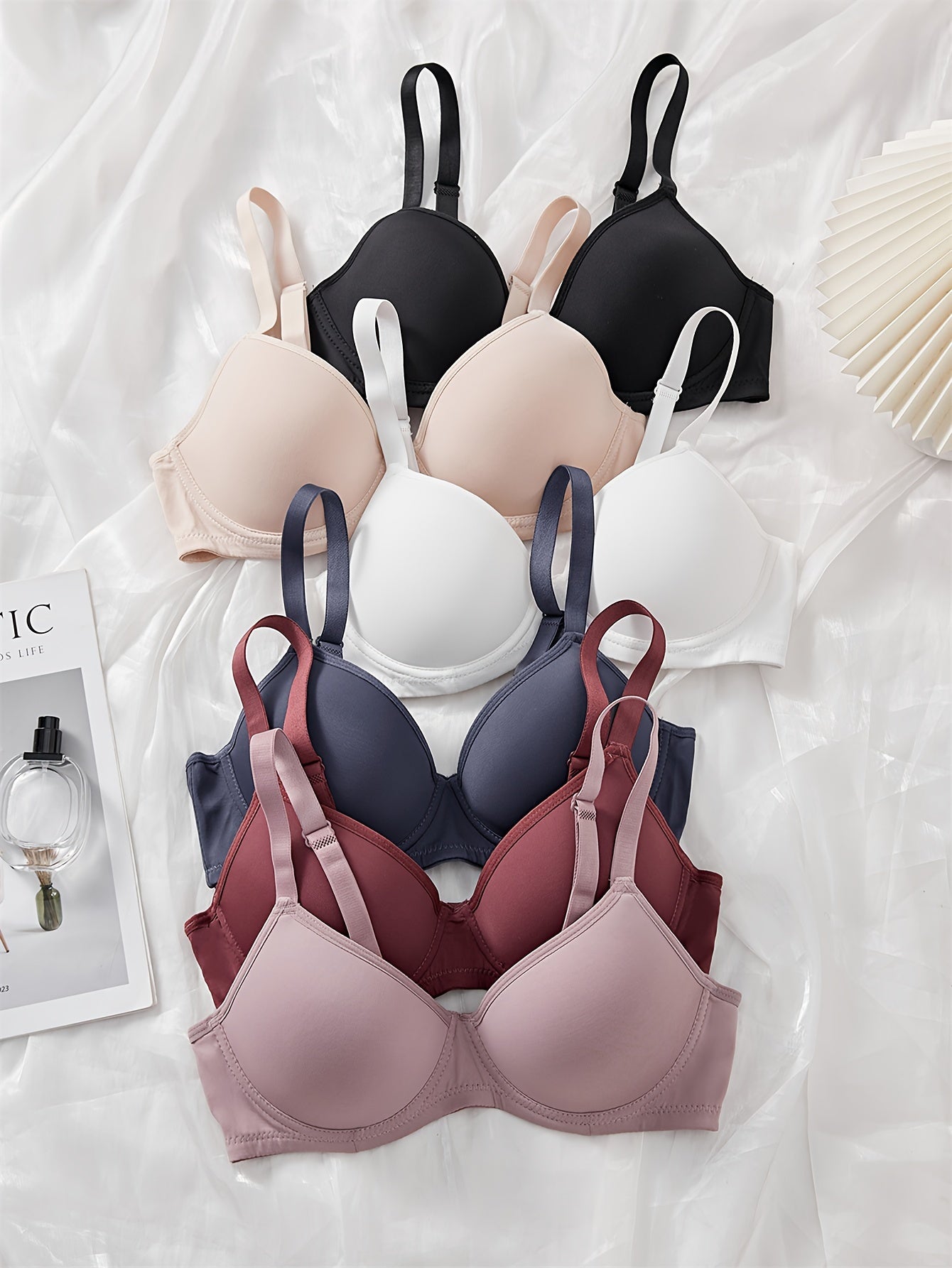 Yengil ko'k va bej rangda 6 ta vintage uslubidagi ayollar uchun push-up brass, yuqori qo'llab-quvvatlash, to'ldirilmagan, simli va yumshoq nylon va elastan aralashmasidan iborat. Qo'l bilan yuvish mumkin.