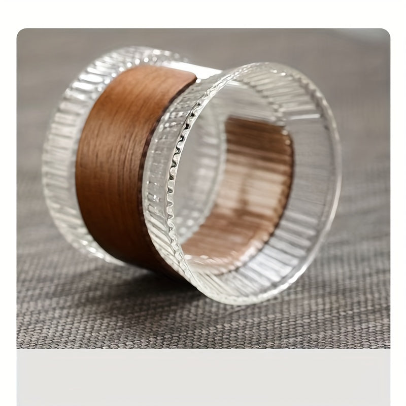 Набор из 1 многоразовой стеклянной кофейной чашки объемом 5 унций с деревянным рукавом. Имеет полосатый узор и противоскользящий дизайн. Перерабатываемая и безопасная для посудомоечной машины.