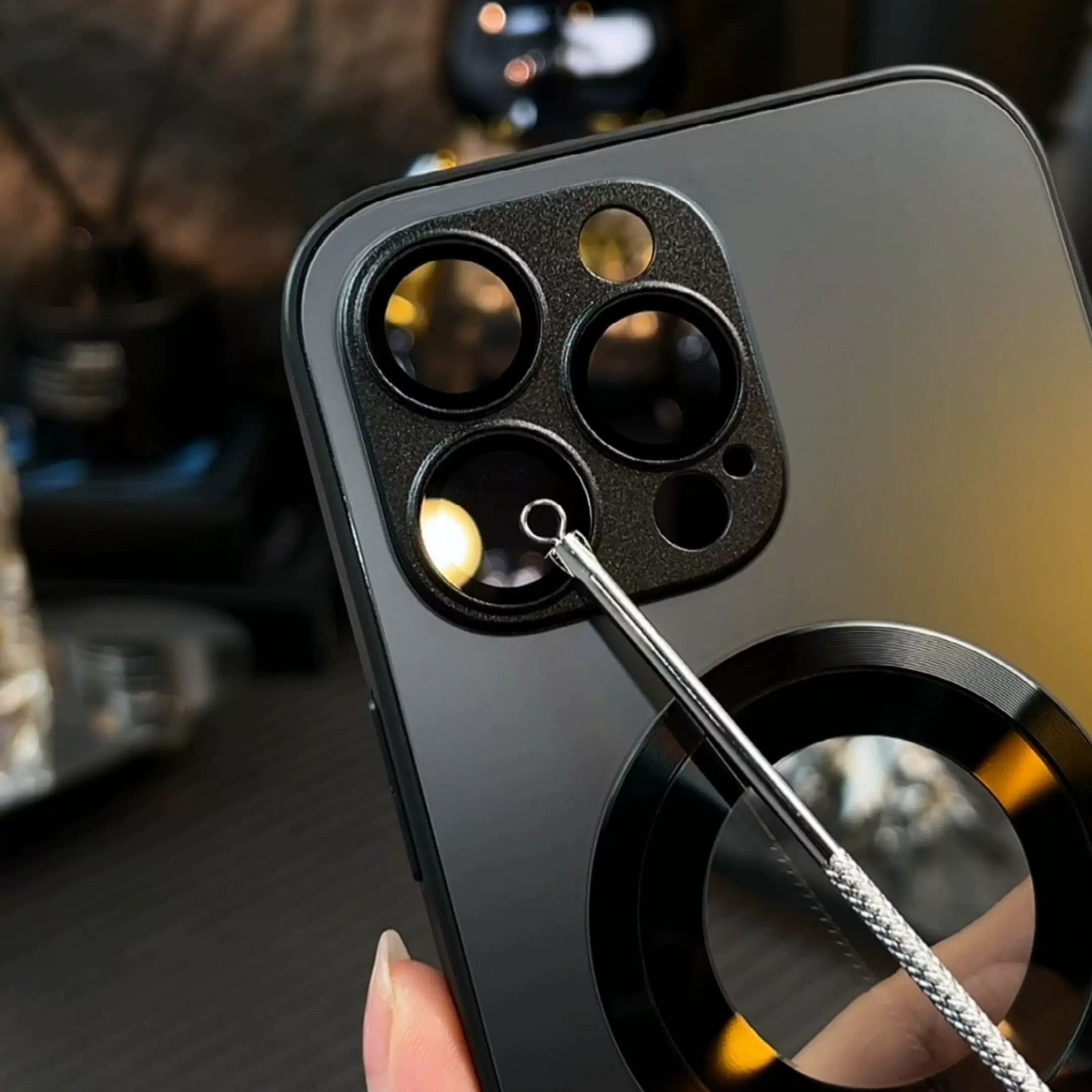 Роскошный металлический чехол для телефона из титана с полым логотипом, разработанный для Iphone 16-11 Pro Max Plus. Особенности включают магнитную беспроводную зарядку, защиту объектива камеры от ударов.