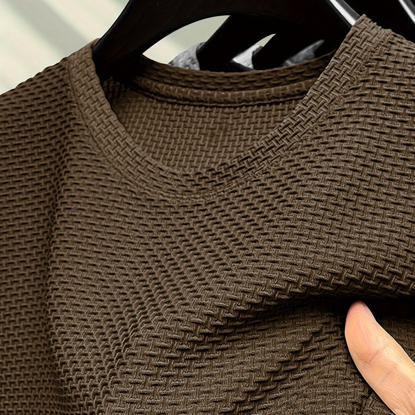 Erkaklar yozgi tasodifiy krujka bo'yinli futbolka, bir rangli to'qilgan matodan, oddiy moslikda. 94% naylon va 6% spandeksdan tayyorlangan, cho'zilmaydigan, lekin qulay cho'zilishga ega. 200gsm og'irlikda, kundalik kiyish uchun mos.