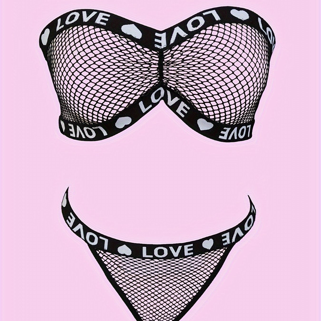 Yozuv detali bilan jasur va nafis tarmoq ichki kiyim to'plami, bandeau brassiyer va thongni o'z ichiga oladi. Elastan/polister aralashmasidan tayyorlangan, qo'l bilan yuvish mumkin.