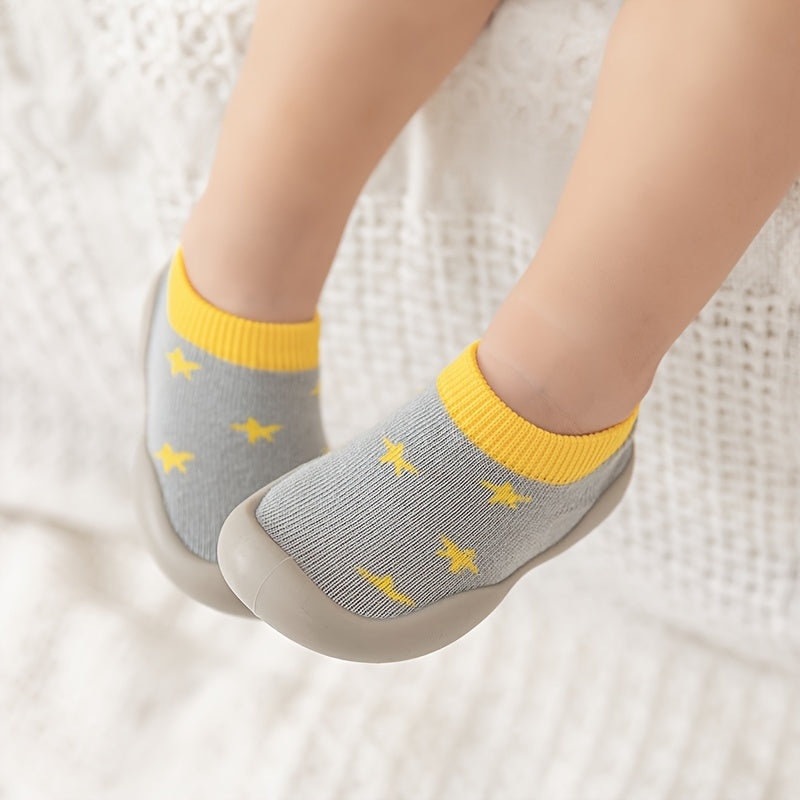 Bolalar uchun karton yuruvchi paypoqlar, rezina taglik bilan, ko'k va sariq chiziqli naqshda, kichik bolalar va maktabgacha yoshdagi bolalar uchun qulay.