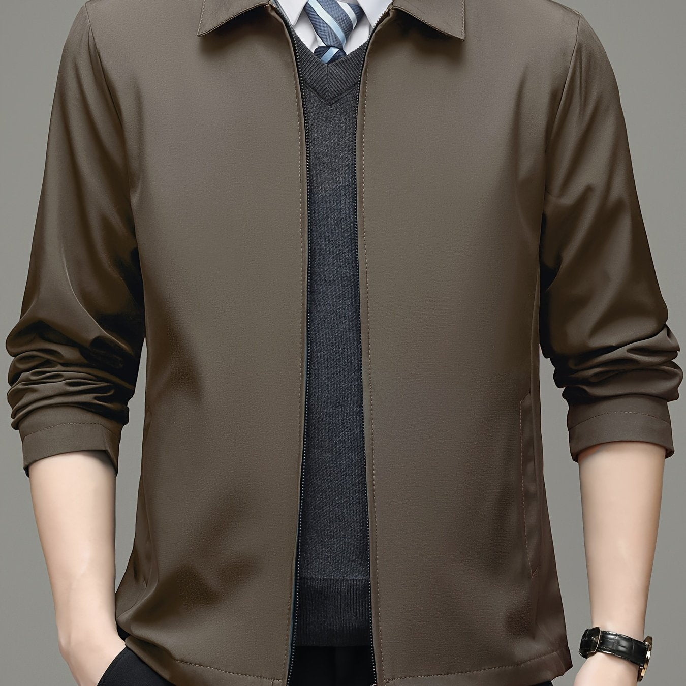 Yengil erkaklar tasodifiy jakketi, polyesterdan tayyorlangan, qattiq ko'k rangda, zip-up yopilishi, yengil yaka, uzun yenglar va mashinada yuvish mumkin bo'lgan dizaynga ega. Bahor va kuz uchun ideal, mos keladi