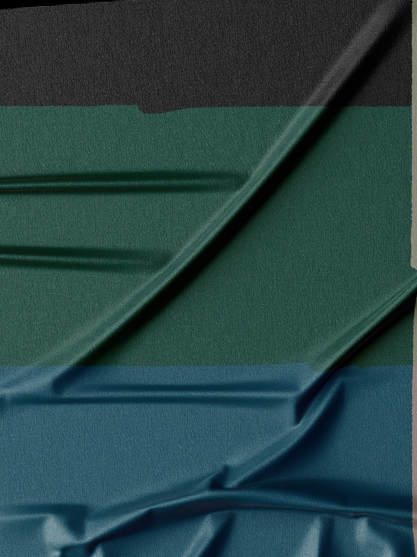 Zarif erkaklar futbolkasi keng va tor chiziqlar bilan, yumshoq bo'yin, polyester material, ozgina cho'ziluvchan, bir xil rang, oddiy kesim, to'qilgan mato, 110 g/m² mato og'irligi. Har mavsum uchun mos.