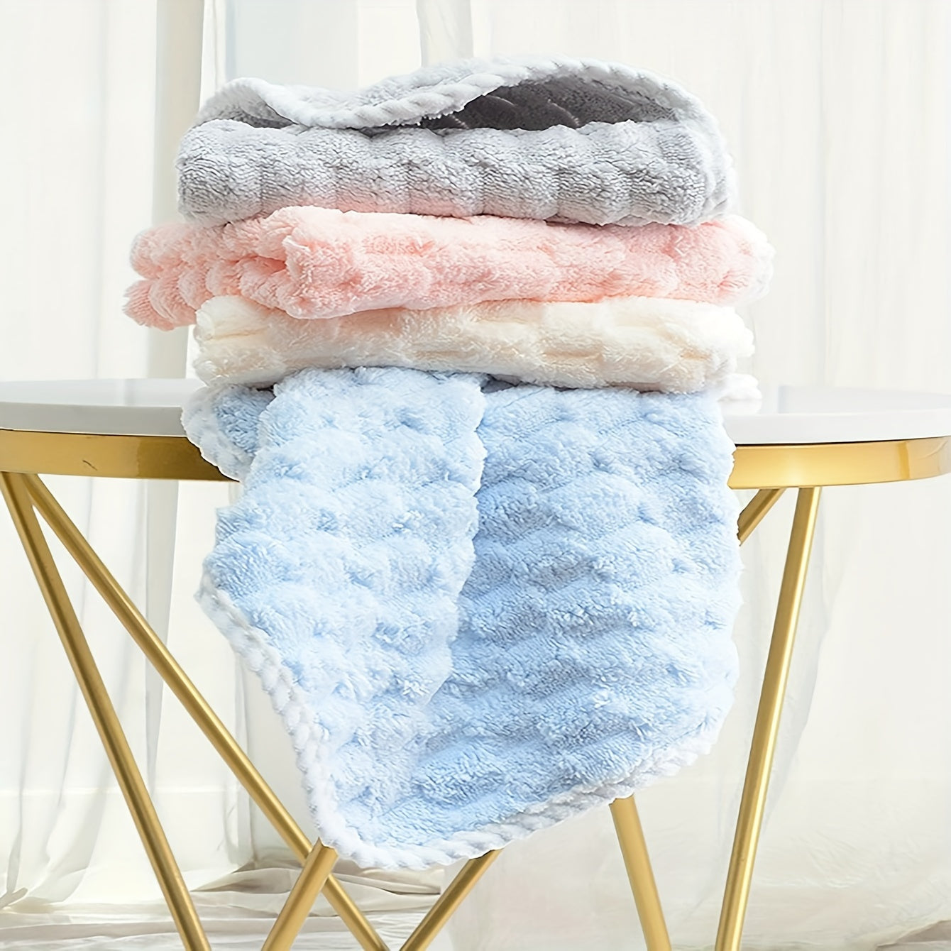 Yumshoq mikrofiber sochiq (30.48sm x 30.48sm) tez quriydigan texnologiya va super singdirish qobiliyati bilan. Uyda, spa va sport zalida foydalanish uchun ideal. Zamonaviy bulut naqshiga ega.