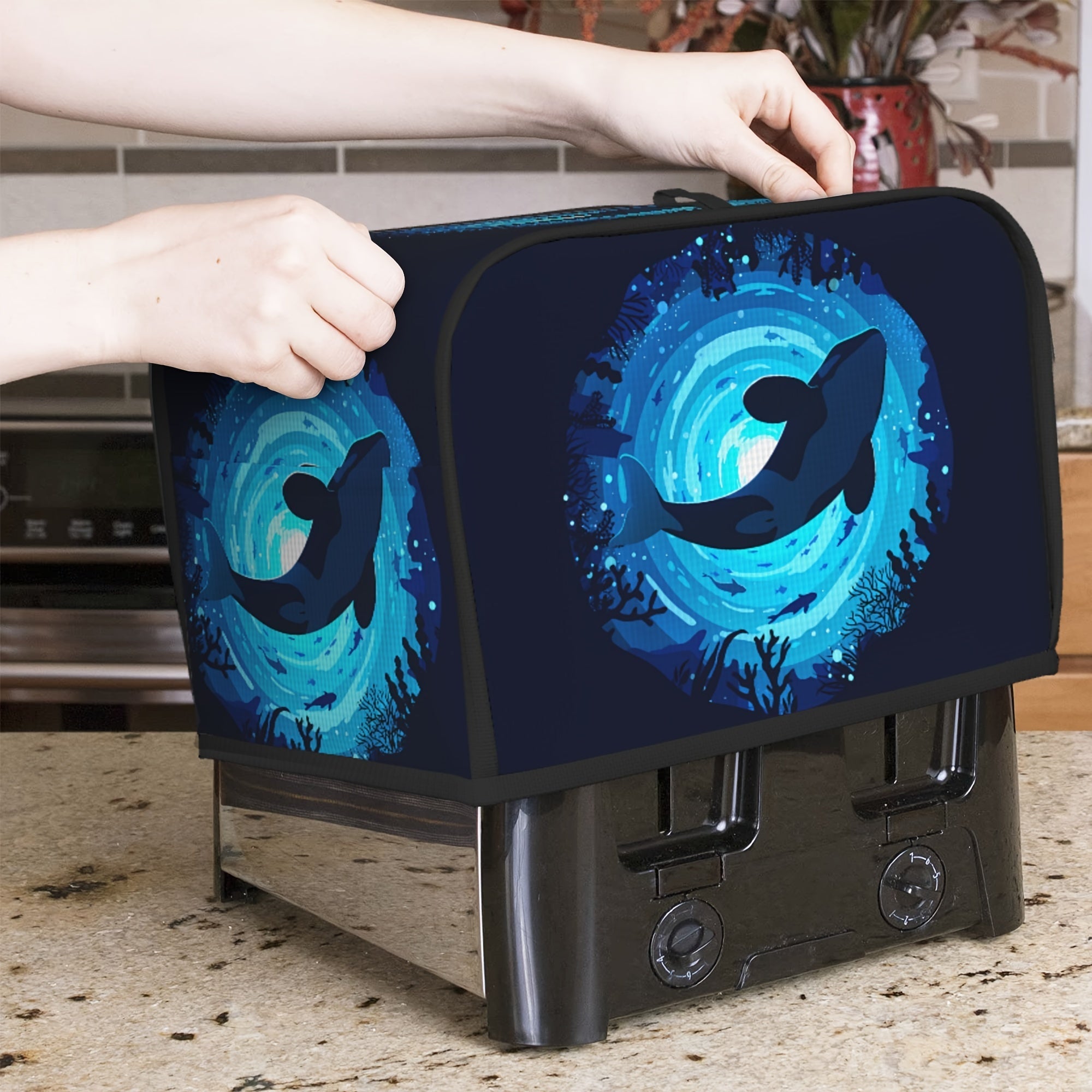 Polyester toster qopqog'i, chiroyli orka dizayni bilan, keng yo'lga ega, changdan himoya va barmoq izlaridan himoya qiladi. Shuningdek, suvga chidamli, yog'li himoya va qo'l bilan yuvish mumkin. Ayollar uchun ajoyib sovg'a bo'ladi.