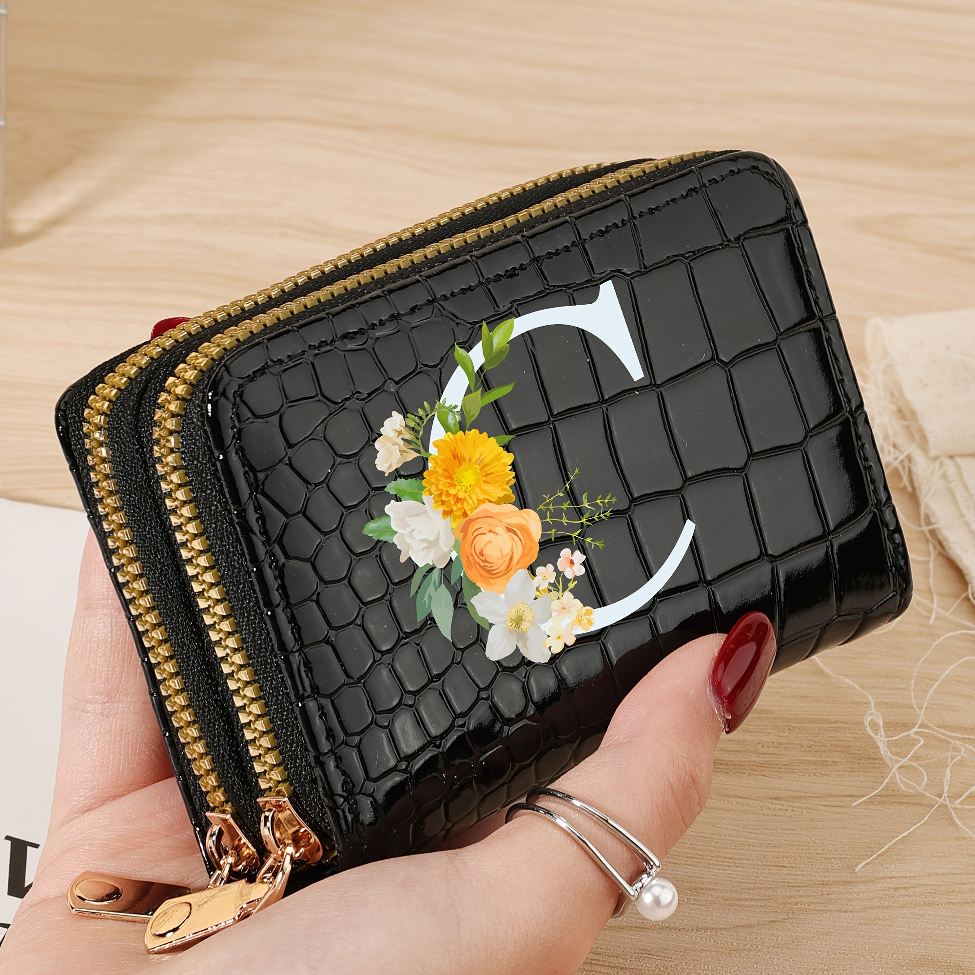 Bir nechta slotlari va zamonaviy fermuari bo'lgan mustahkam kredit karta saqlash sumkasi, maktab, yotoqxona va maktabga qaytish uchun zarur bo'lgan buyumlar uchun.