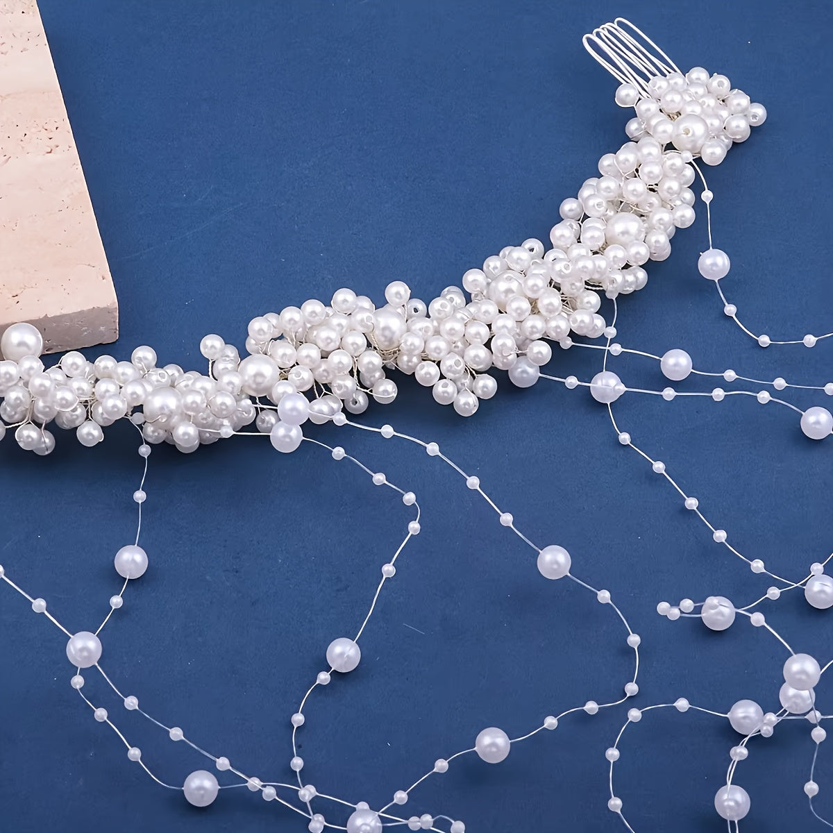 Yuvdoq soch uzugi, sun'iy marjonlar va tassellar bilan, to'y soch aksessuari uchun