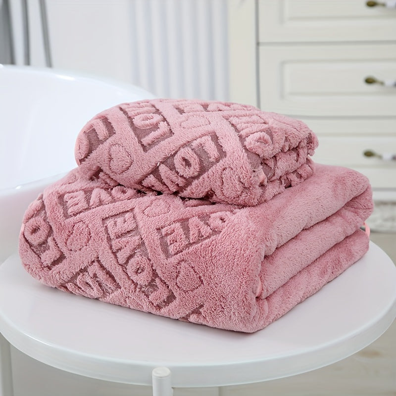 "Love Textured Bath Linen Set" qalin so‘ruvchi yuz sochiq va yumshoq dush sochiqni o‘z ichiga oladi. To‘plam 1 ta hammom sochiq va 1 ta qo‘l sochiqdan iborat bo‘lib, hammom yoki uyda foydalanish uchun mukammaldir.