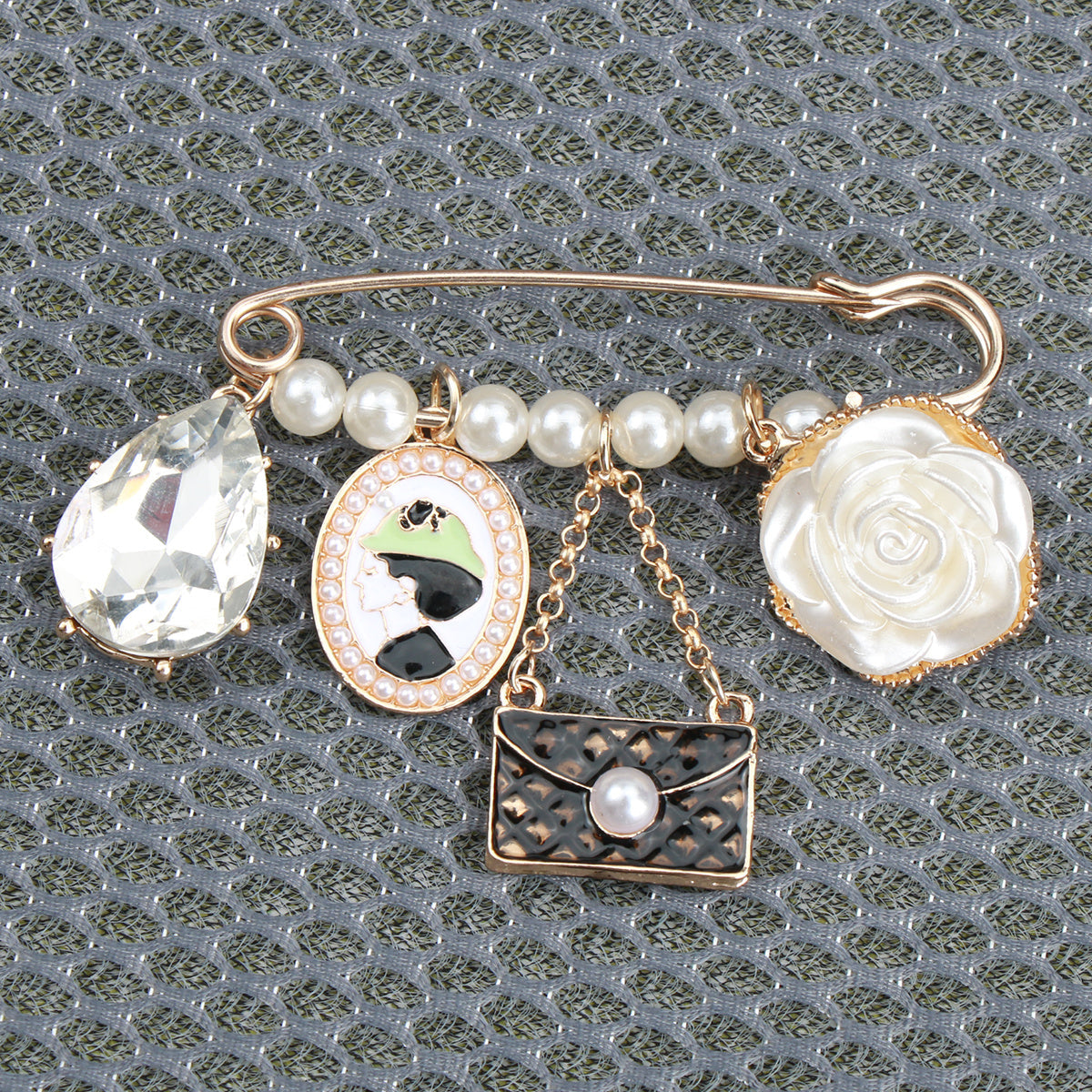 Chic vintage uslubidagi qora tassel brosh pin, rhinestone va emal qoplamasi bilan bezatilgan - Zamonaviy multfilm dizayni, ayollar kiyimlari va sumkalar uchun nafis bezak.