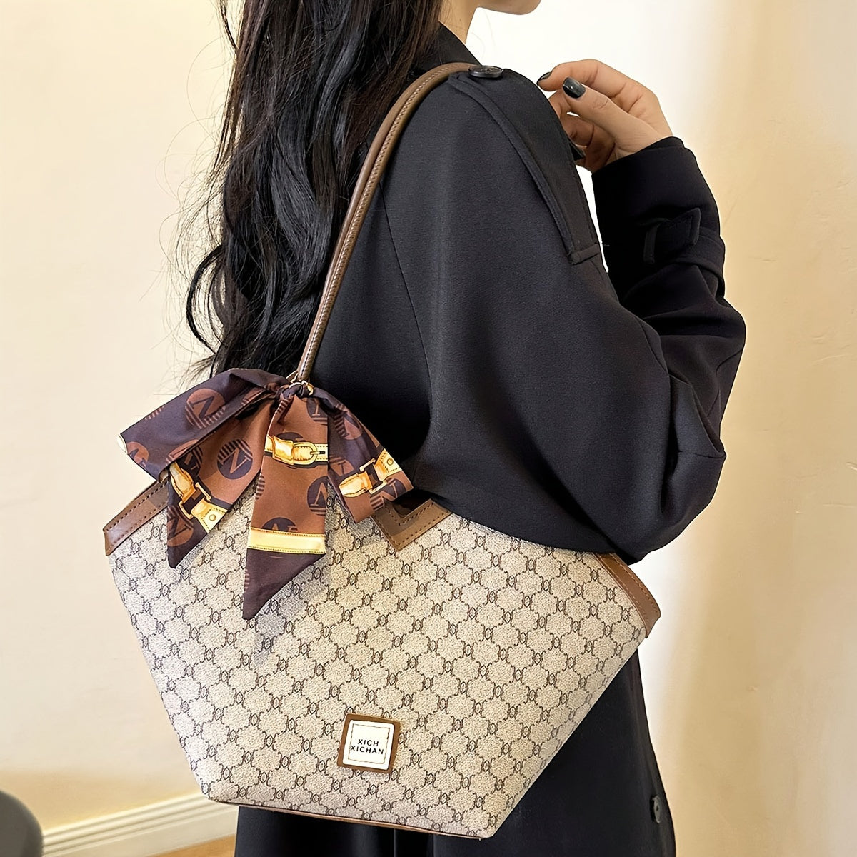 Ayollar uchun sharf bezakli va nafis dizaynga ega bo'lgan klassik nişli naqshli sumka.