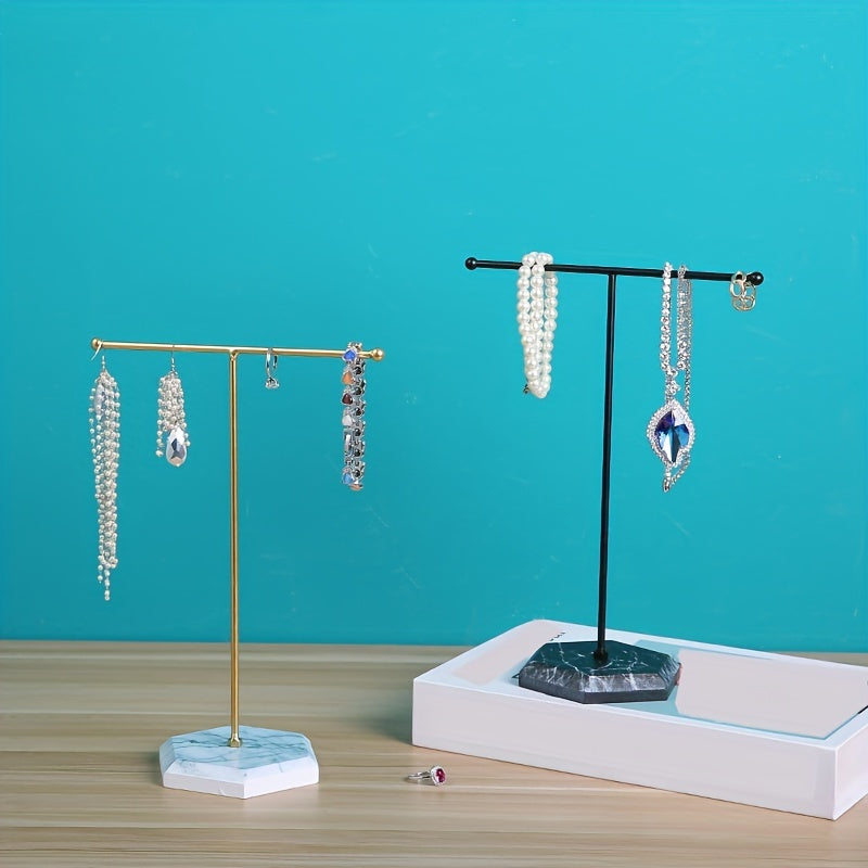 Oltin T-shaklidagi zargarlik buyumlarini tashkil etuvchi rack, uzuklar, marjonlar, taqinchoqlar va bilakuzuklar uchun