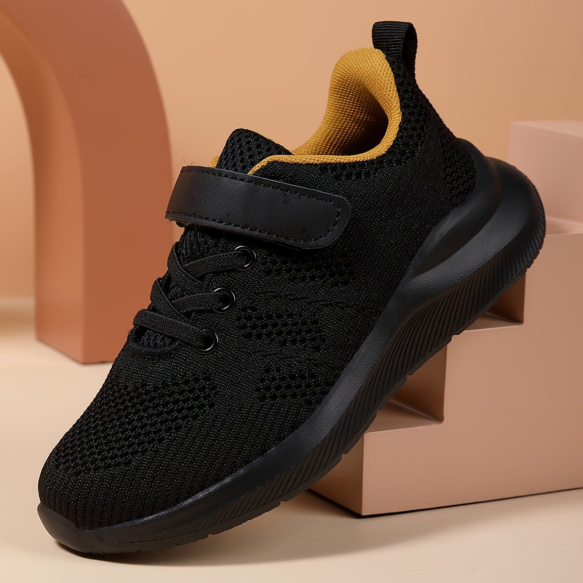 Bolalar uchun nafas oladigan yugurish poyabzallari, sirpanmaydigan qistirma bilan, kundalik kiyish va sport uchun mukammal, pushti rangda.