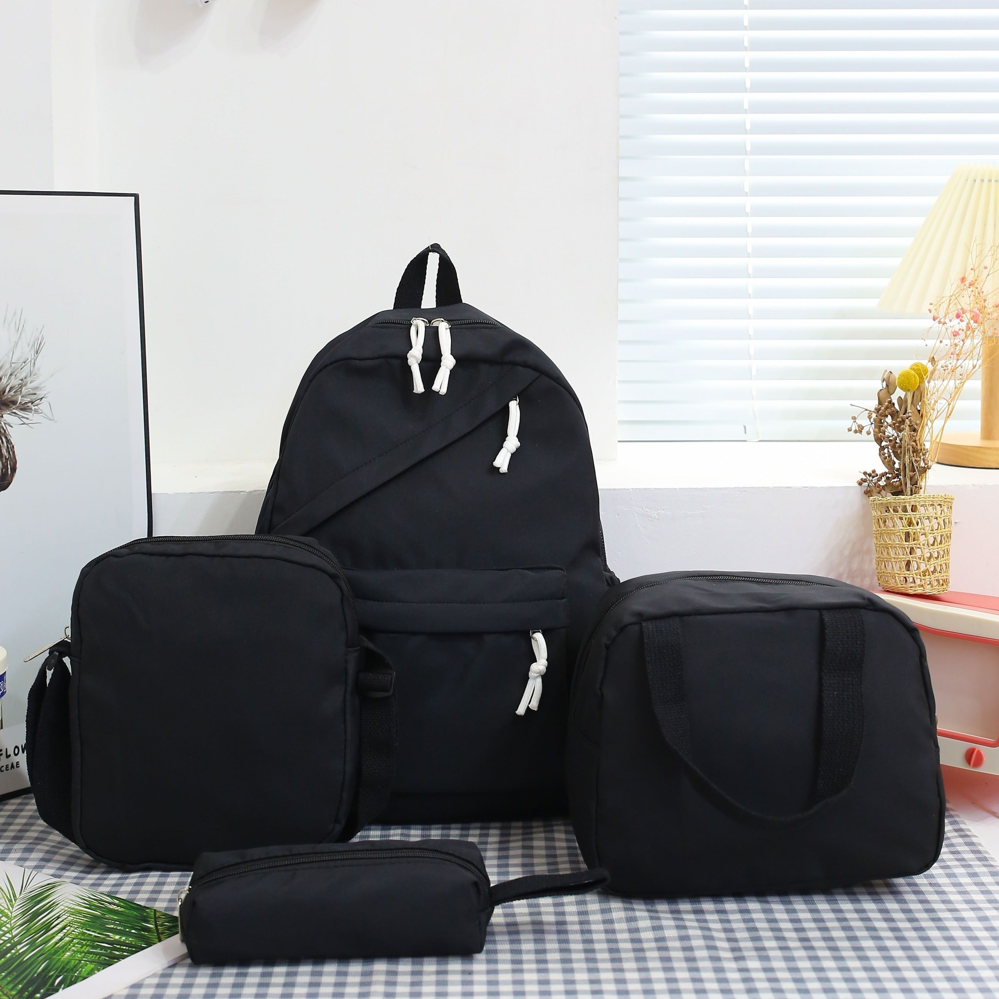 4 ta oddiy sayohat ruksaklari to'plami, bir rangda va katta sig'imga ega, maktab yoki sayohat uchun ideal.