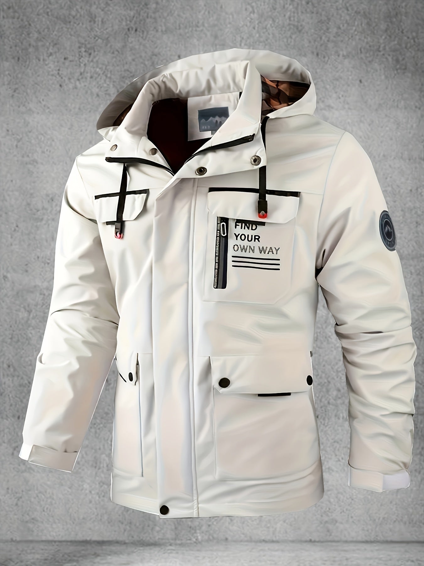 Yoz va kuzda ochiq havoda faoliyatlar uchun bir nechta cho'ntaklari bo'lgan kapuchonli yumshoq qoplama kurtka.