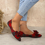 Ayollar uchun tekis oyoq kiyimlar, qizil va qora ranglarda, uchburchak burchakli oyoq va slip-on dizayni