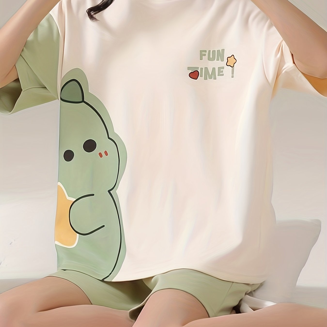 Karikatura printli polyester pijama to'plami, qisqa yenglar va krujka bo'yin. 95% polyester va 5% elastan materialidan tayyorlangan, har mavsumda qulaylik uchun. Yozgi dam olish uchun ideal.