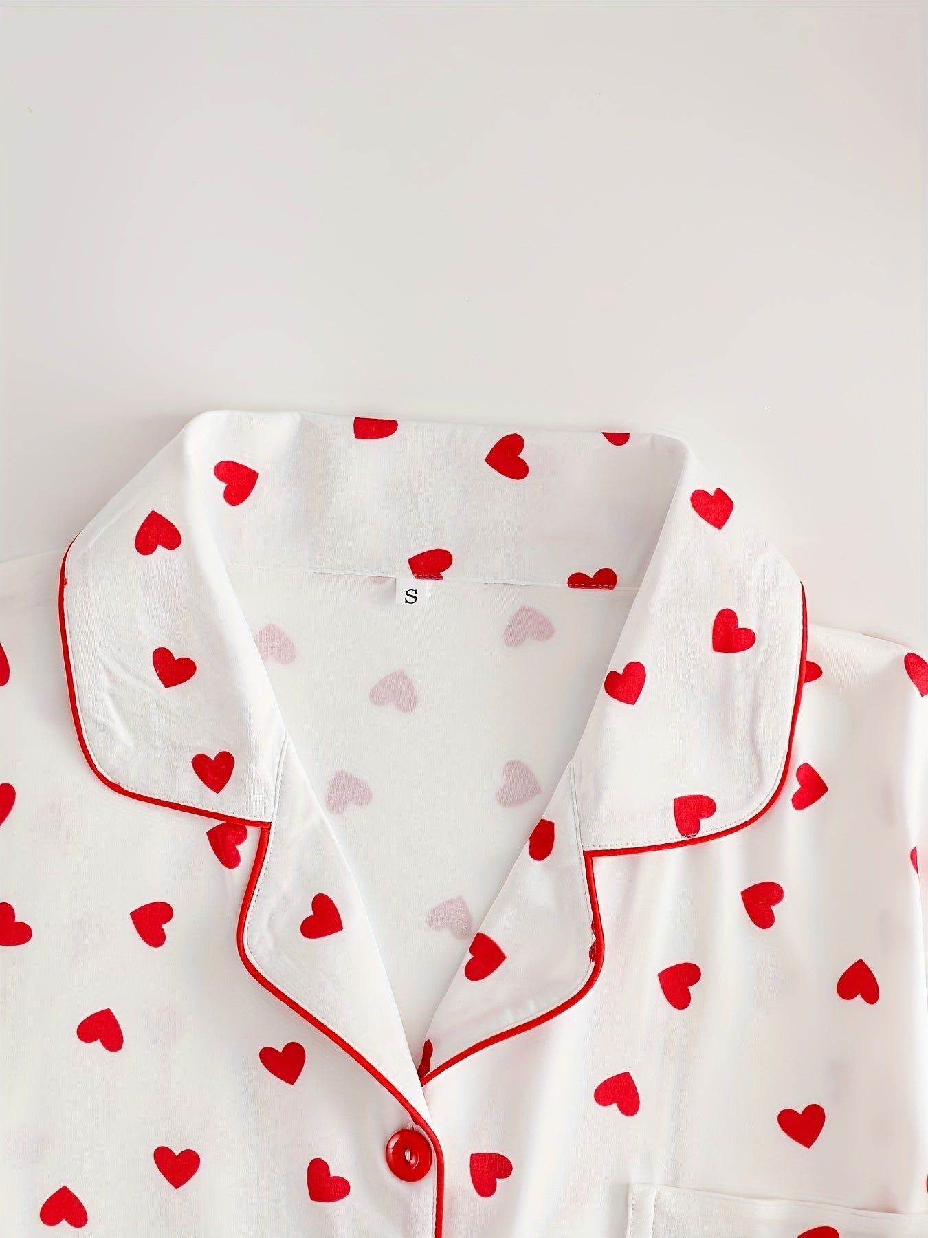 Bahor/kovak uchun uzun yengli yuqori va yurak naqshiga ega, uyda qulaylik uchun yumshoq shimlar bilan birga bo'lgan nozik ayol pijama to'plami.