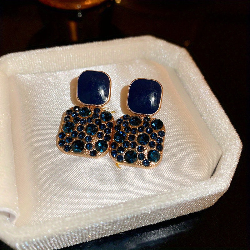 Zarif banket ziyofatlari uchun rhinestone va qotishma dizayni bilan bezatilgan hashamatli kvadrat shaklidagi osma sirg'alar.