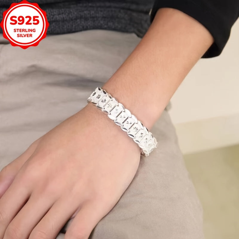 Ayollar uchun mo'ljallangan, Klassik Keng Tangalar Dizayni bilan bezatilgan, Gipoallergen va har kuni kiyish va maxsus tadbirlar uchun mos keladigan Stylish 925 Sterling Silver Bilaguzuk. Onalar kunida sovg'a berish uchun mukammal.