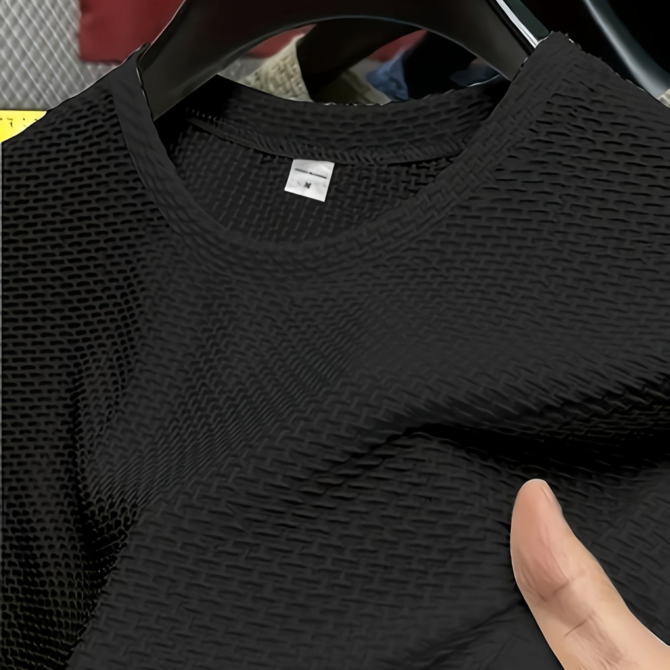 Yoz uchun nafas oladigan kattalar o'lchamidagi erkaklar uchun krujka bo'yinli futbolka, bir rangli, oddiy mos kelish.